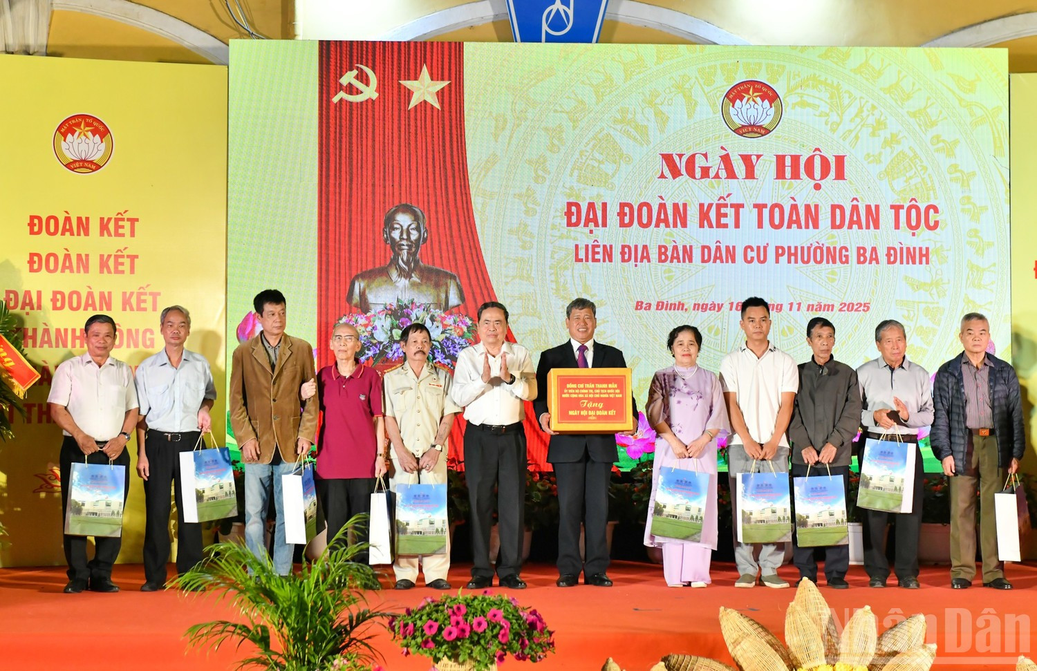 Председатель НС Чан Тхань Ман вручает подарки семьям льготной категории.