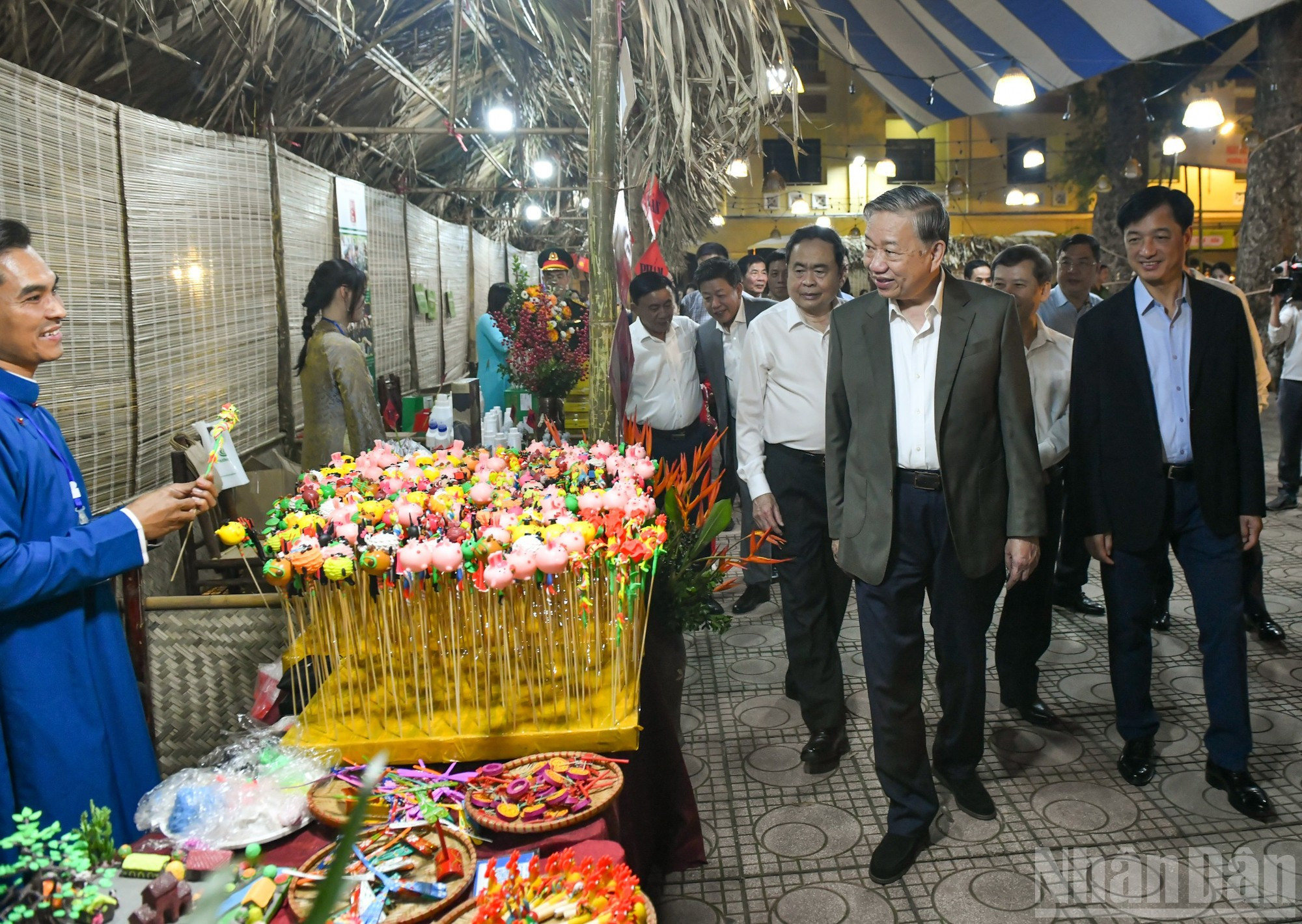 Генеральный секретарь ЦК КПВ То Лам, руководители Партии и Государства осматривают выставочные стенды на мероприятии.