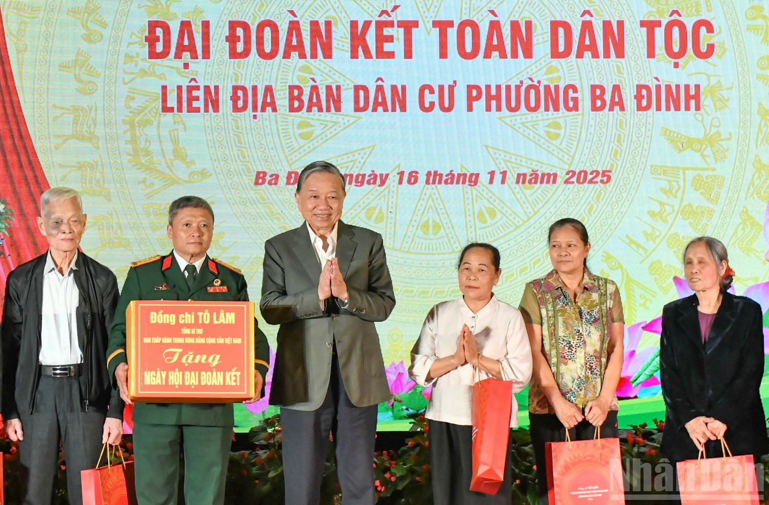 Генеральный секретарь ЦК КПВ То Лам вручает подарки семьям льготной категории.