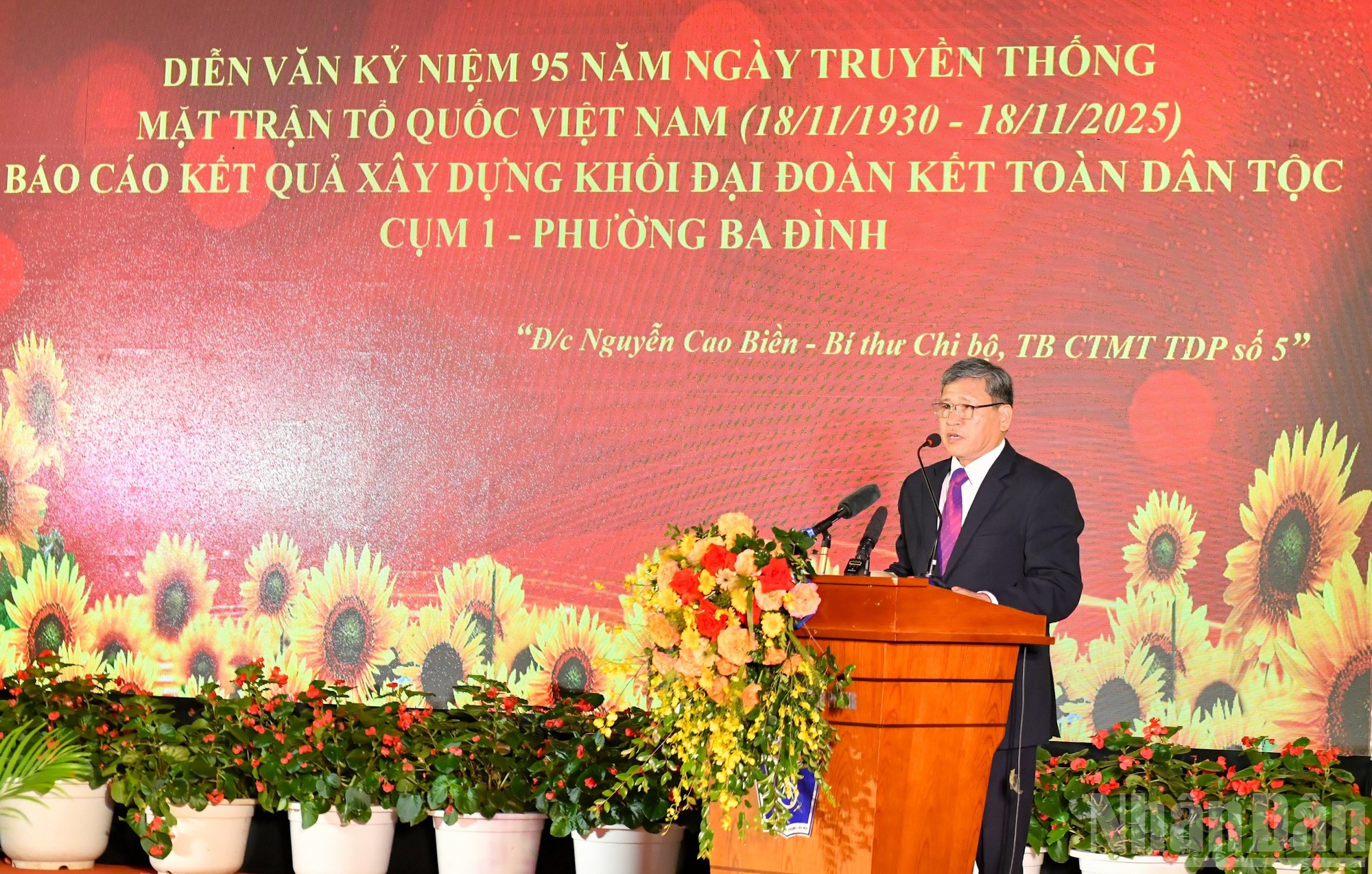 Секретарь первичной парторганизации, председатель Комитета по вопросам работы Отечественного фронта жилой зоны №5 Нгуен Кау Биен представляет отчет на празднике.