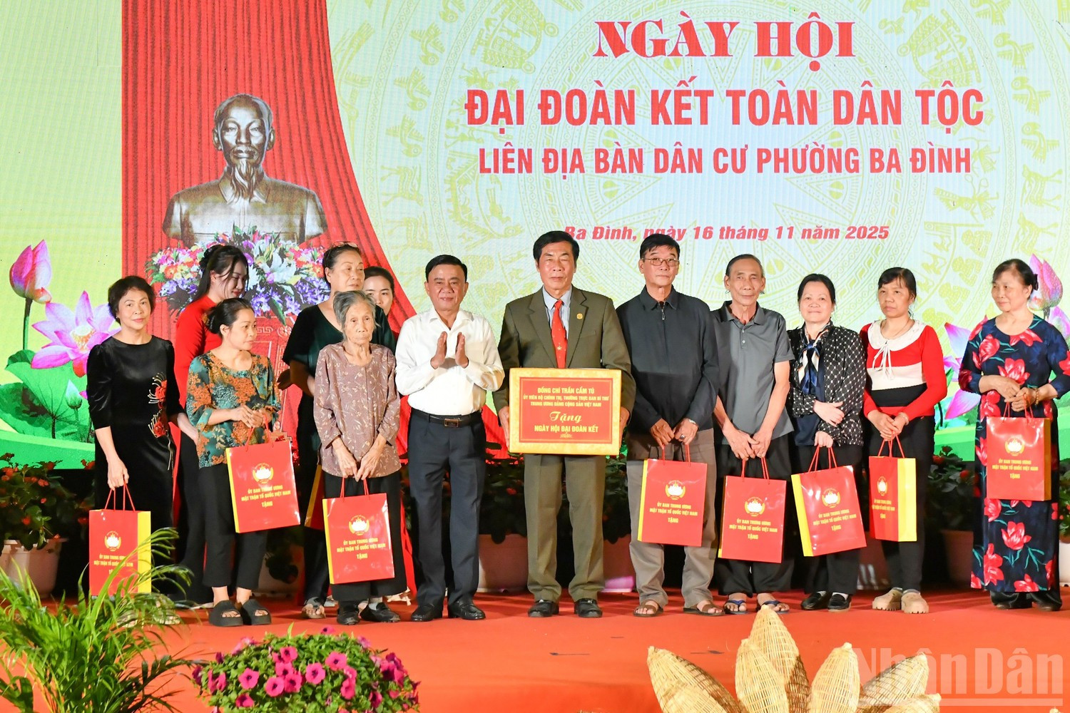 Постоянный член Секретариата ЦК КПВ Чан Кам Ту вручает подарки семьям льготной категории.