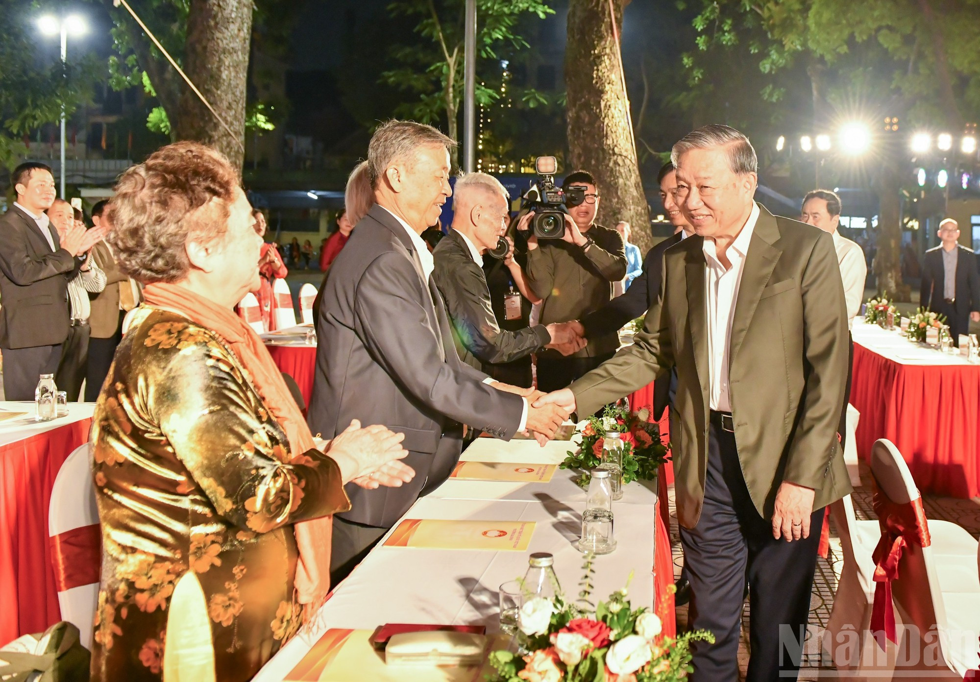 Генеральный секретарь ЦК КПВ То Лам и местные жители на мероприятии.