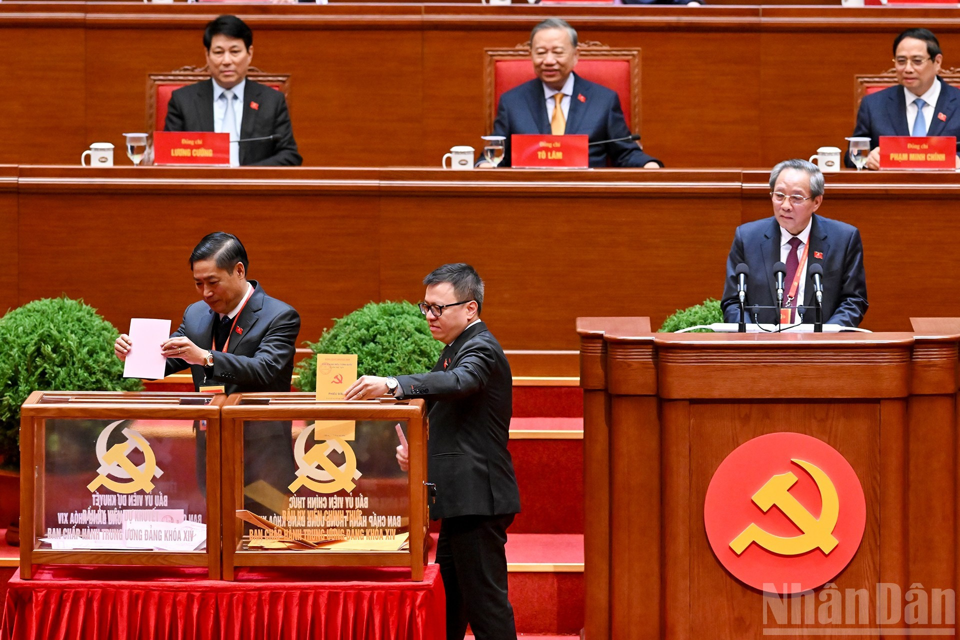 Делегаты голосуют за избрание Центрального комитета КПВ XIV созыва. (Фото: Чан Хай)