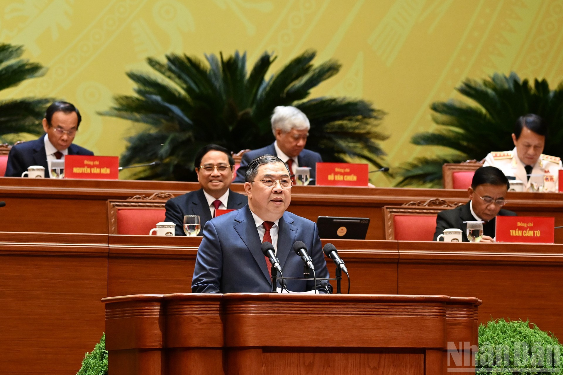 Заведующий Канцелярией ЦК КПВ Фам Зя Тук выступает на заседании. (Фото: Тхюи Нгуен)