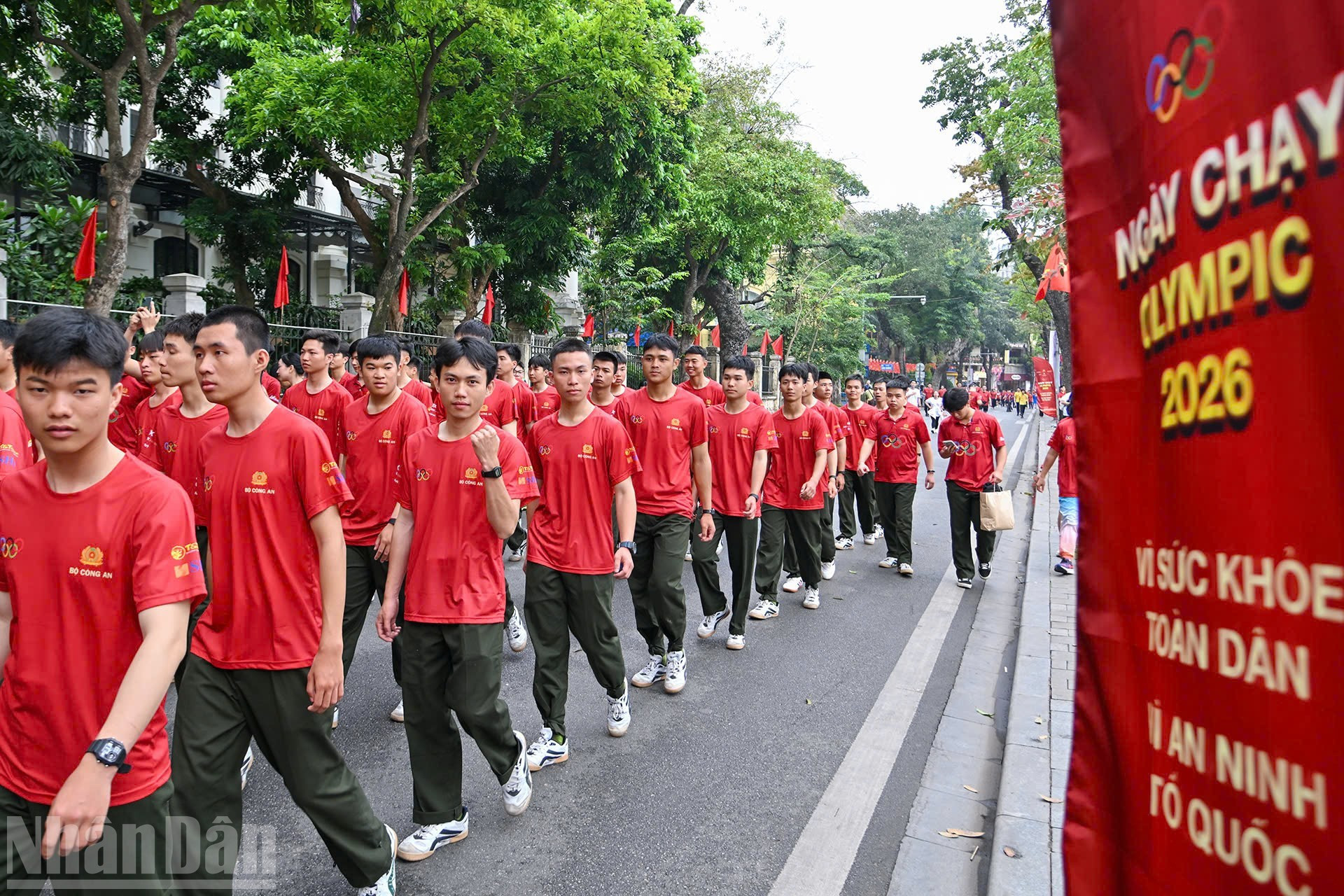 Множество кадровых работников, сотрудников и жителей вместе включились в энергичный ритм бега, распространяя послание о здоровом образе жизни.