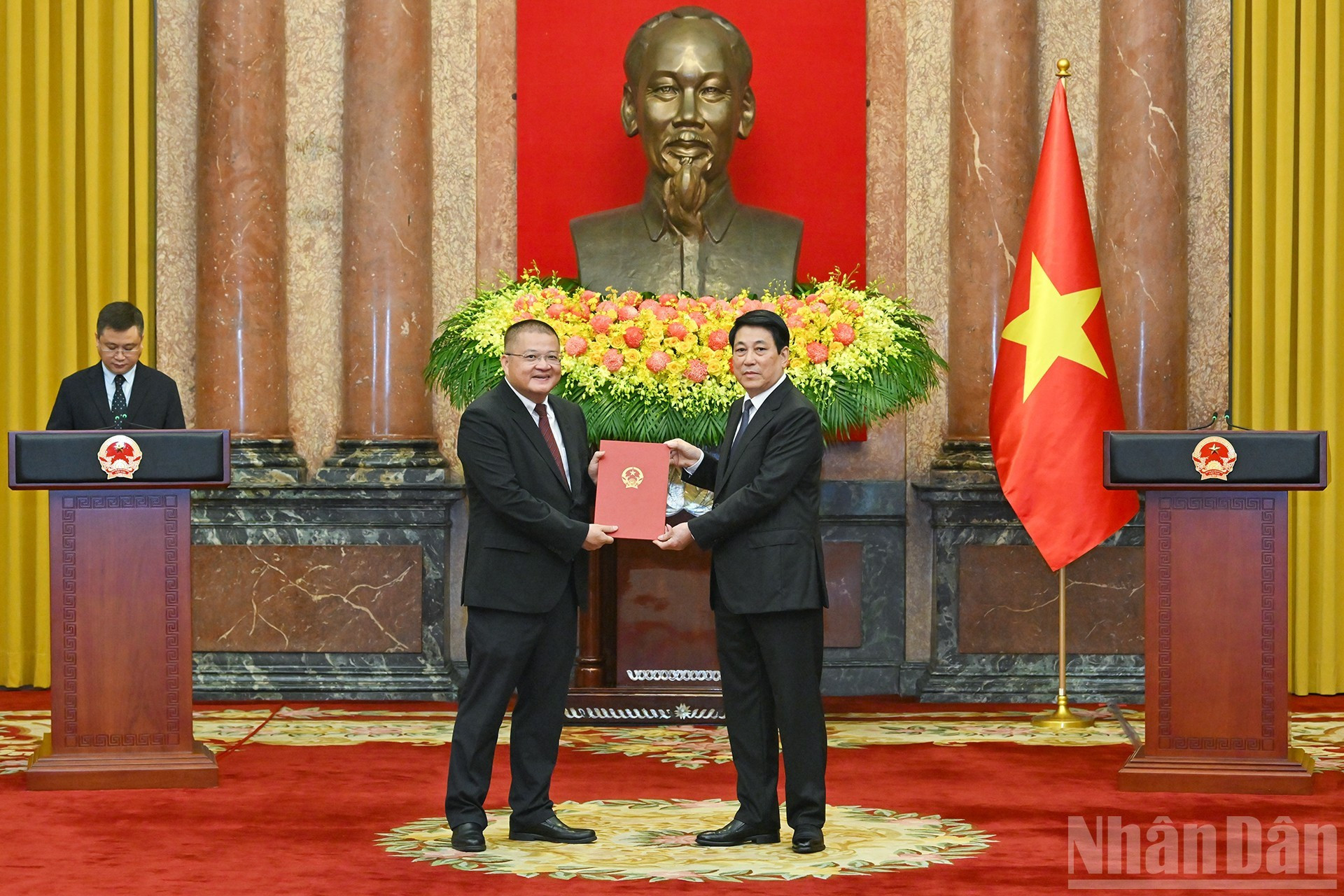 Президент Лыонг Кыонг вручает решение о назначении чрезвычайного и полномочного посла Социалистической Республики Вьетнам в Португальской Республике.