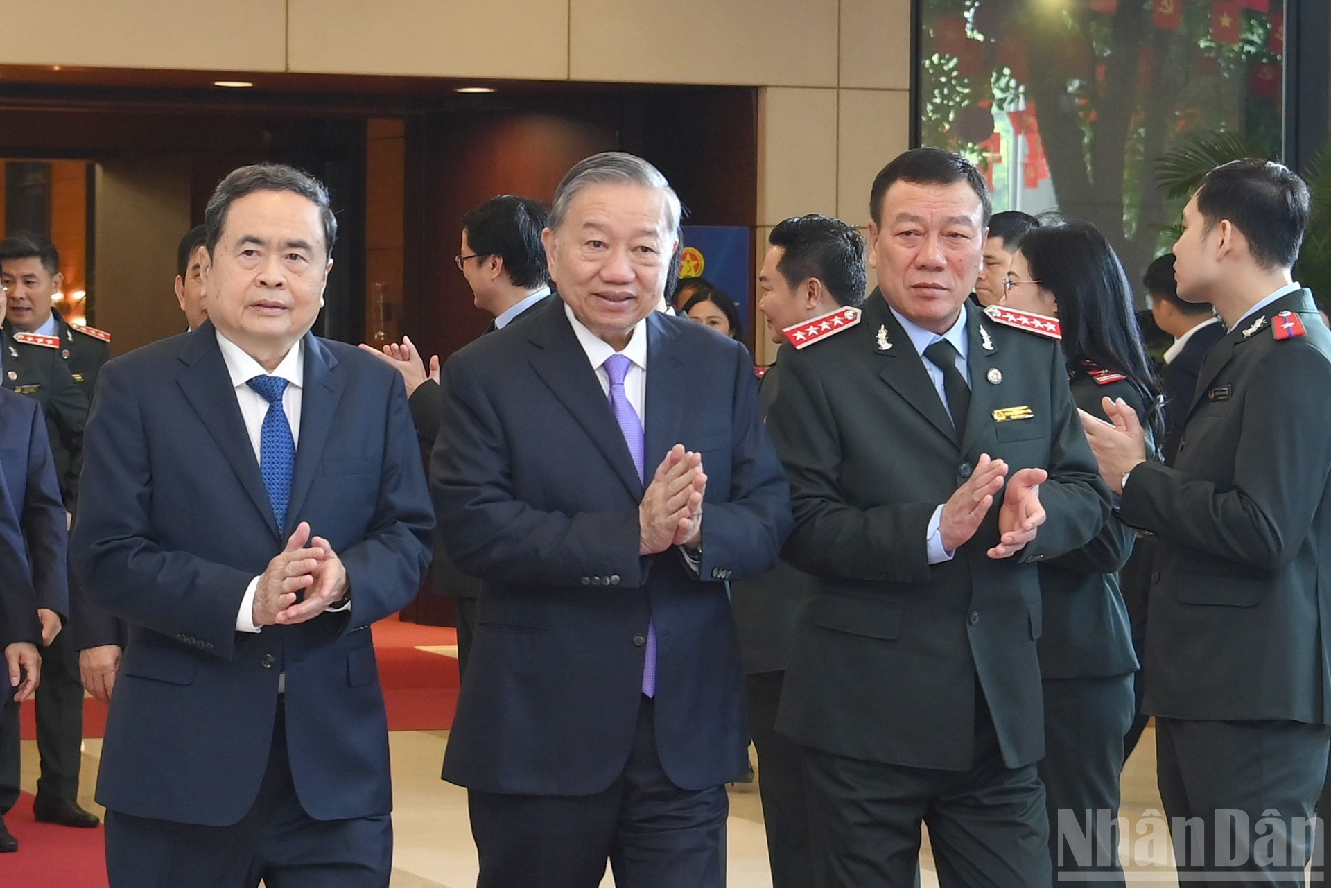 Генеральный секретарь ЦК КПВ То Лам и Председатель Национального собрания Чан Тхань Ман принимают участие в мероприятии.