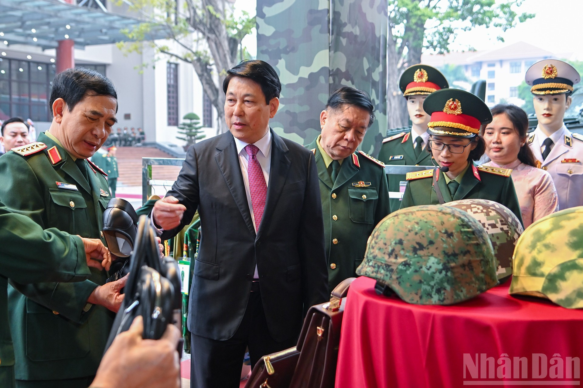 Президент Лыонг Кыонг вместе с делегатами осматривает выставку, организованную на полях конференции.