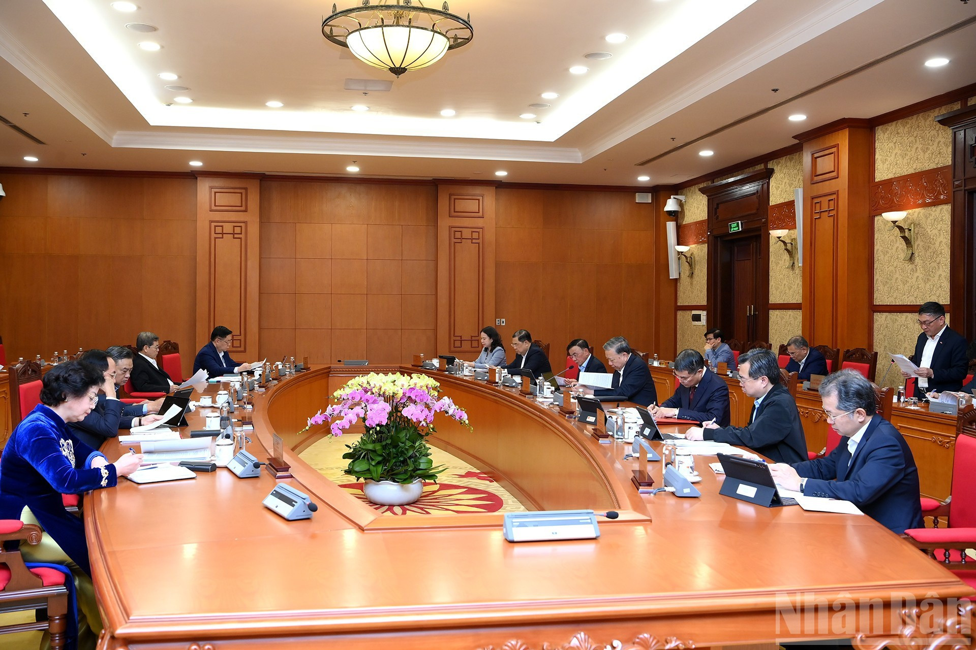 Генеральный секретарь ЦК КПВ То Лам и руководители, участвующие в заседании.