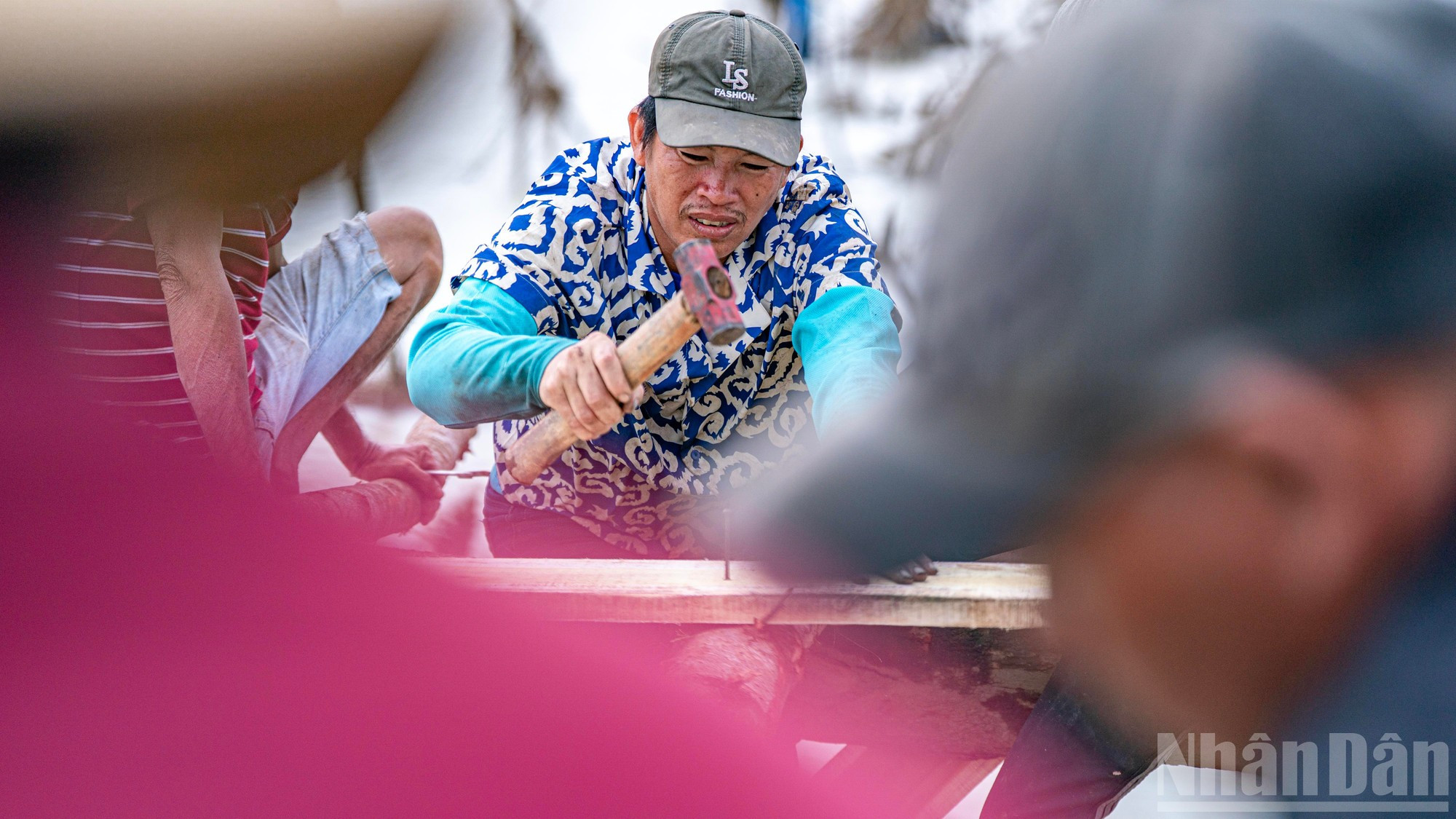 Доски настила крепятся к опорам с помощью железных гвоздей.