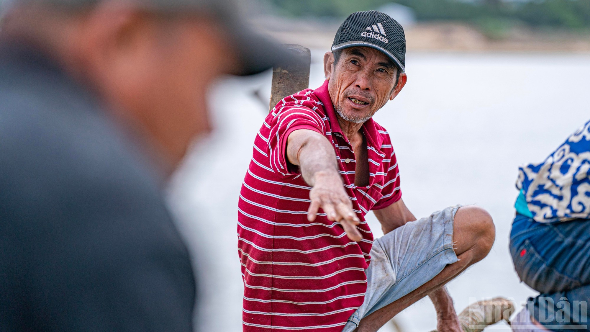 Пожилые люди, обладающие многолетним опытом ремонта моста Онгкоп, наставляют и координируют работу молодежи.