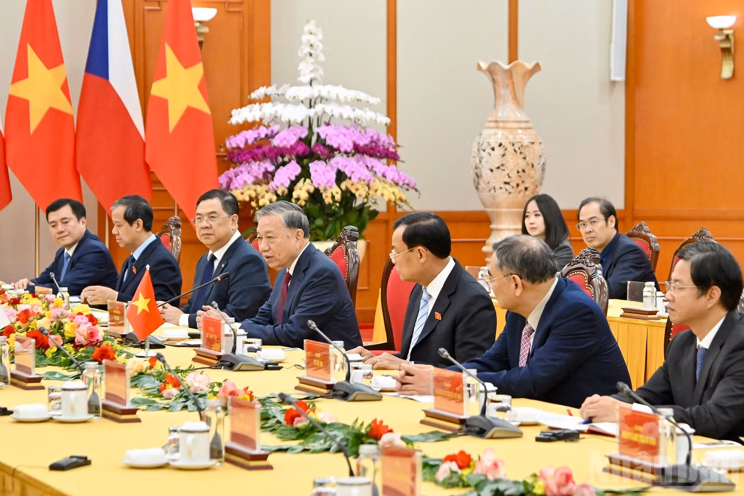 Генеральный секретарь ЦК КПВ То Лам и члены вьетнамской делегации на приеме.