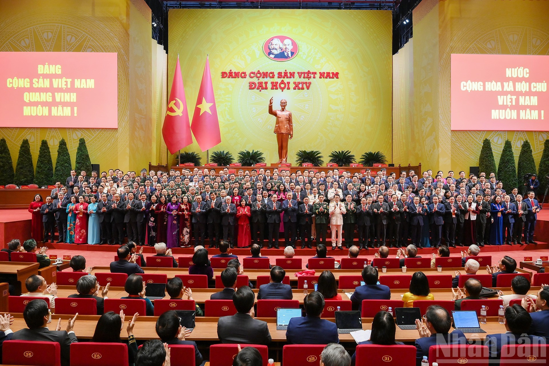 Политбюро, Секретариат и Центральный комитет КПВ XIV созыва представляются Съезду. (Фото: Чан Хай)