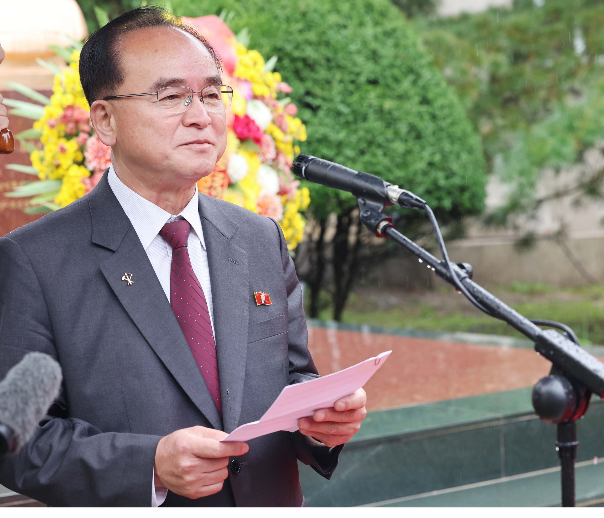 Член Постоянного комитета Политбюро, секретарь ЦК, Заведующий Организационным отделом ЦК Трудовой партии Кореи Чо Ён Вон выступает с речью.