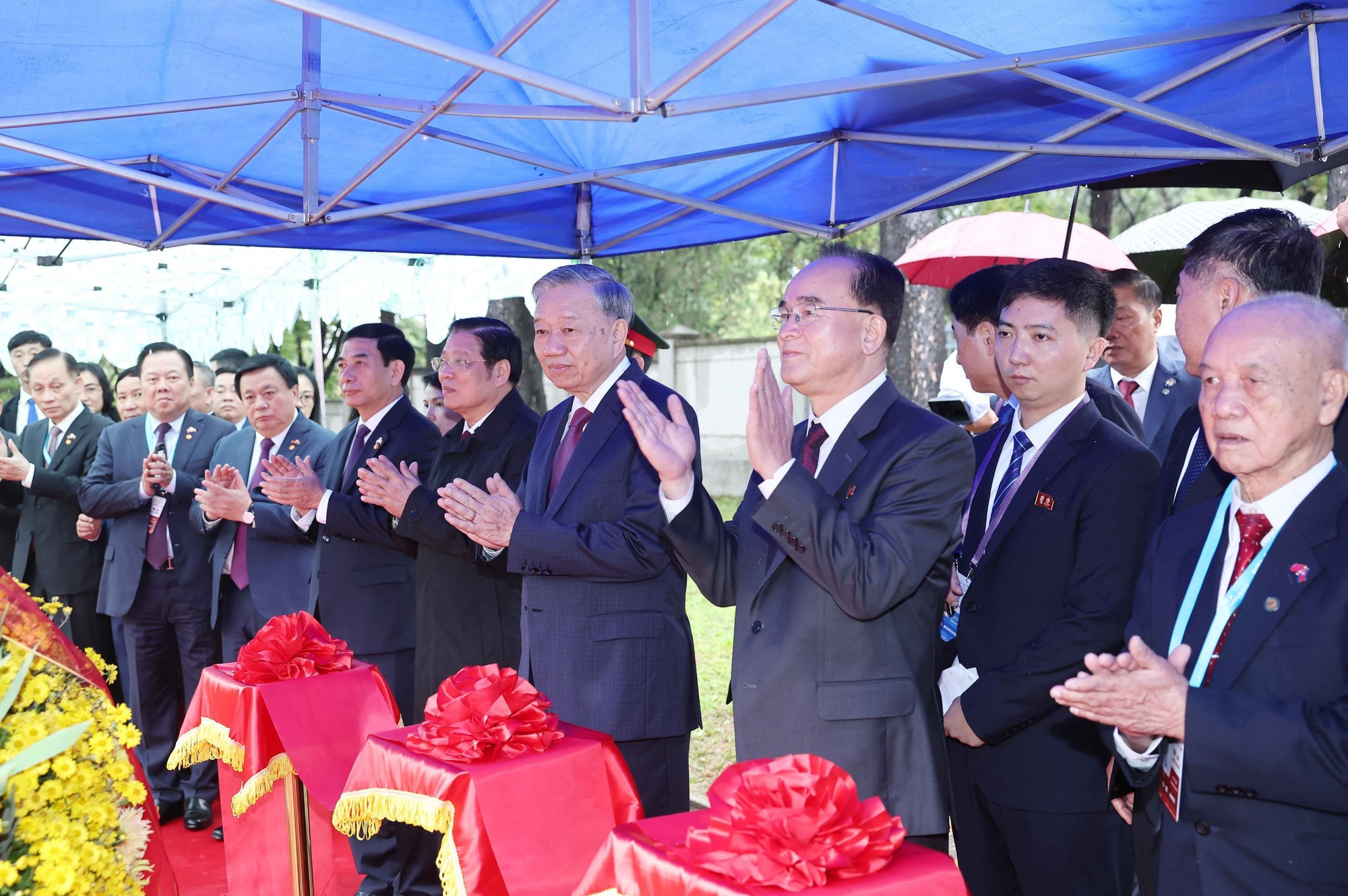 Генеральный секретарь ЦК КПВ То Лам и делегаты совершают церемонию открытия памятника Президенту Хо Ши Мину.