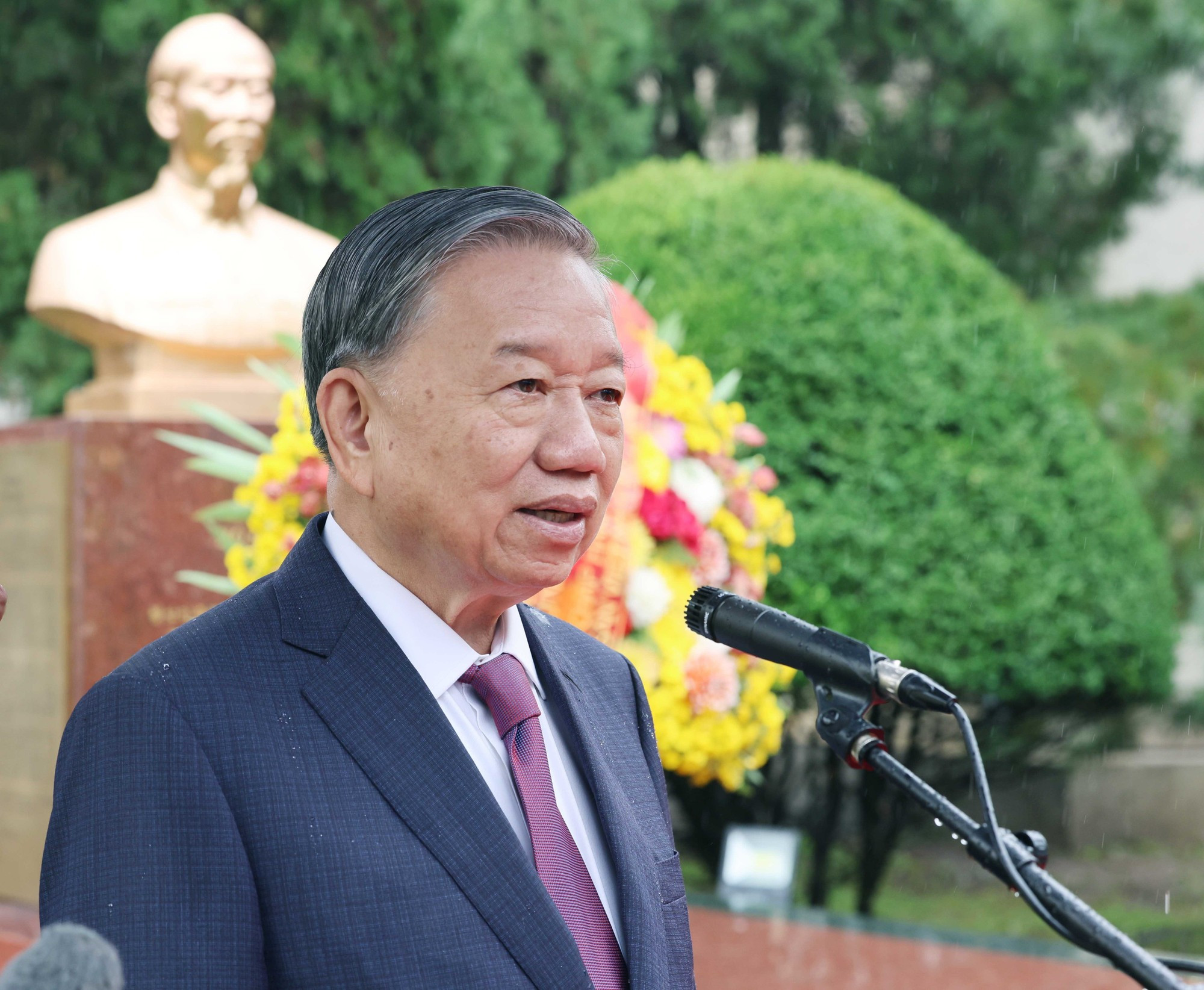 Генеральный секретарь ЦК КПВ То Лам выступает с речью.