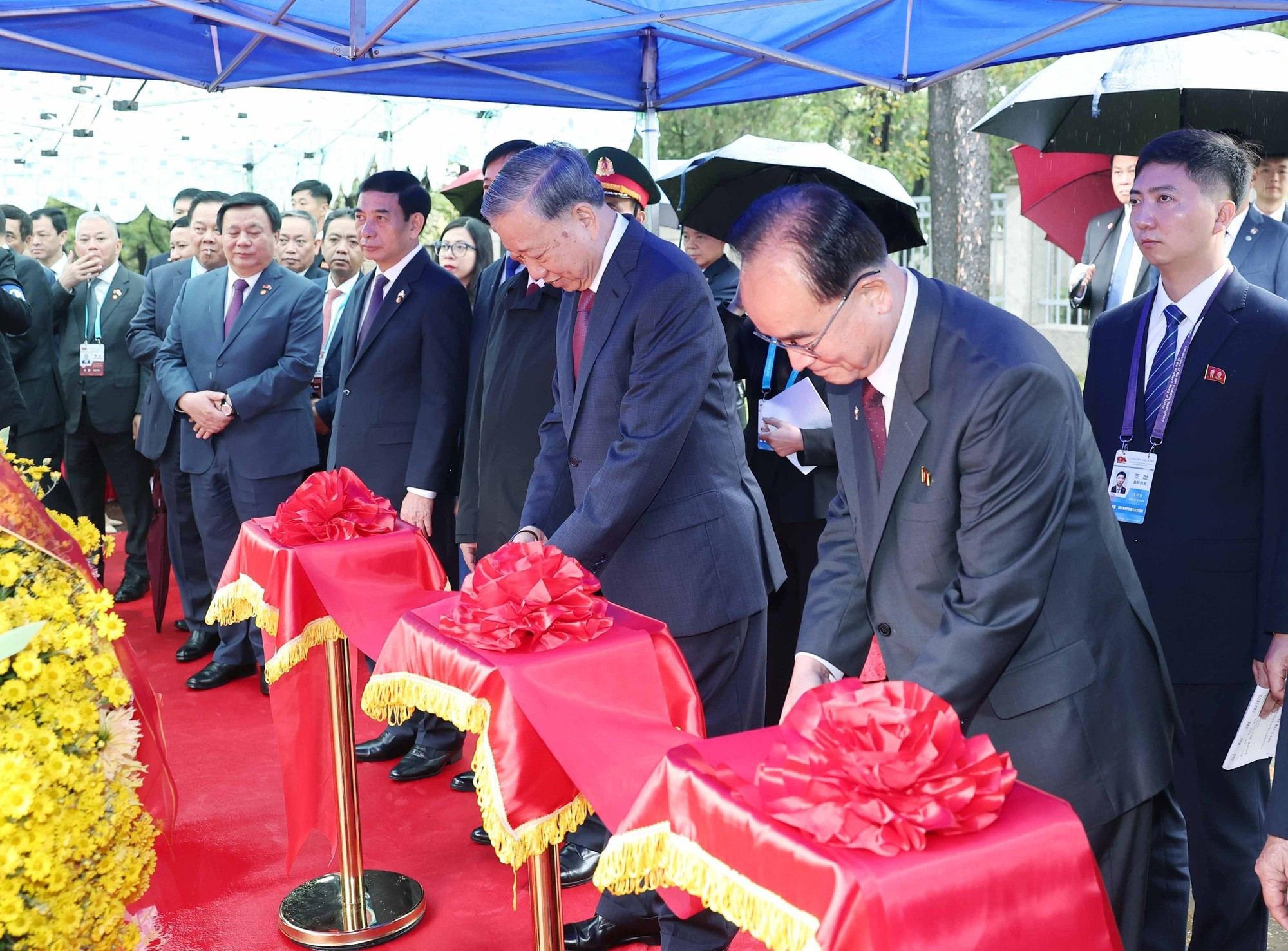 Генеральный секретарь ЦК КПВ То Лам и делегаты совершают церемонию открытия памятника Президенту Хо Ши Мину. (Фото: ВИА)