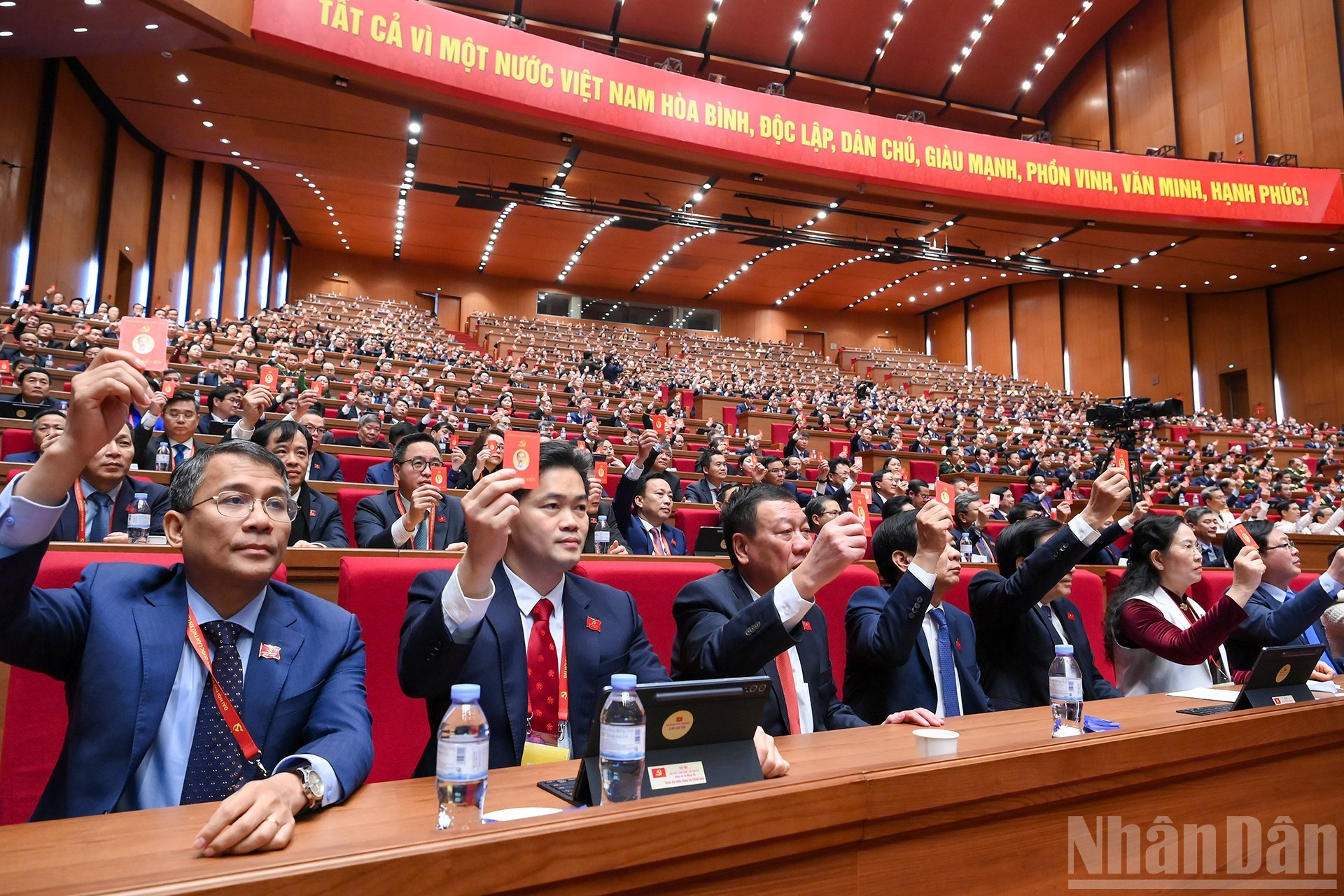 Делегаты делегации парторганизации Правительства голосуют на заседании. (Фото: Зюи Линь)