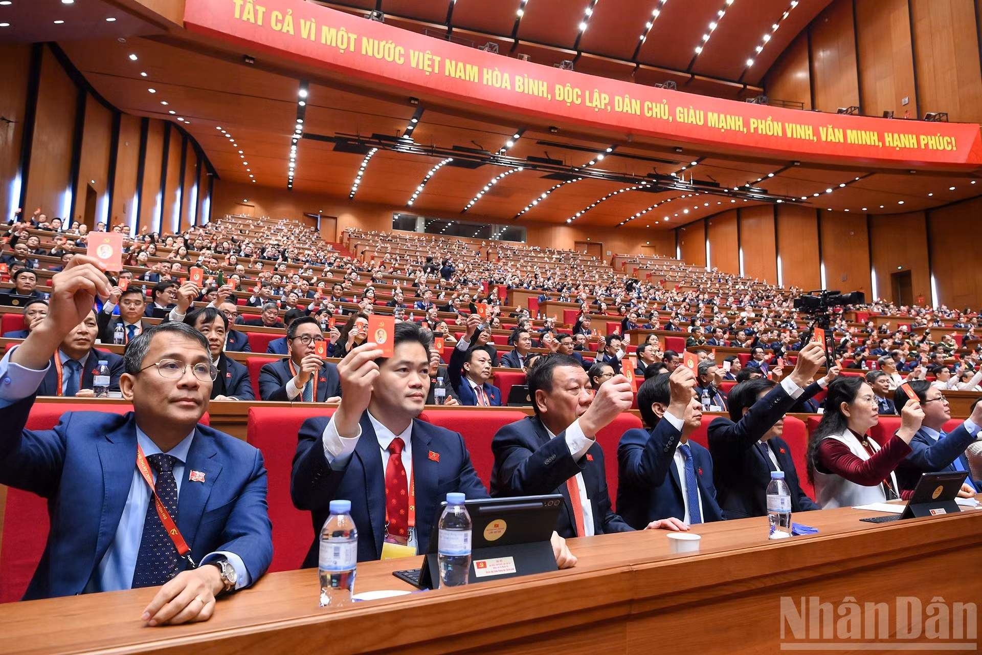 Делегаты делегации парторганизации Правительства голосуют на заседании. (Фото: Зюи Линь)