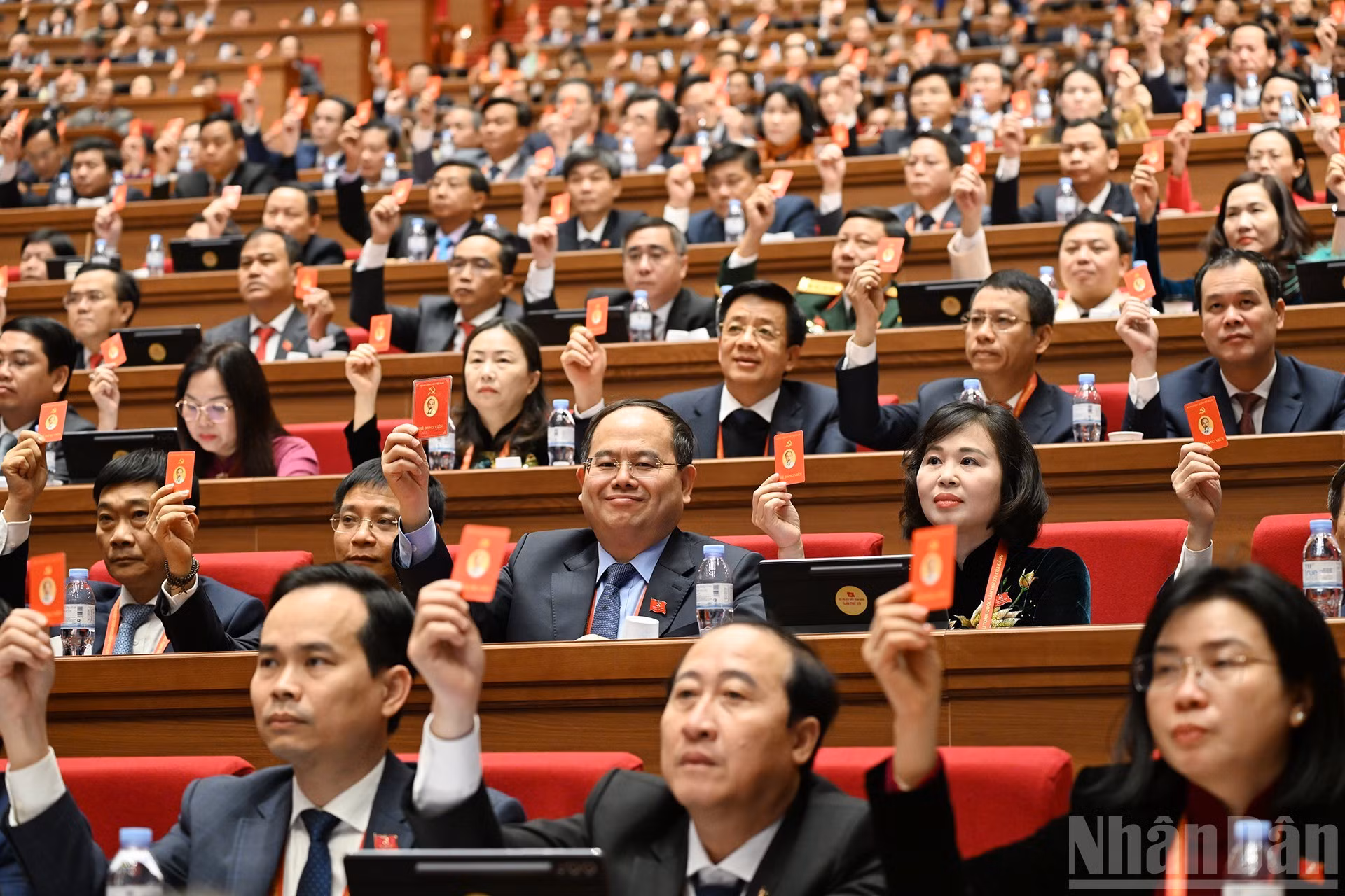 Делегаты голосуют на заседании. (Фото: Данг Кхоа)