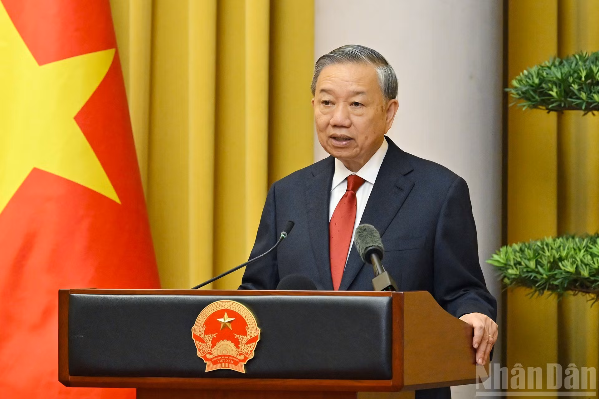 Генеральный секретарь ЦК КПВ, Президент То Лам выступает на церемонии.