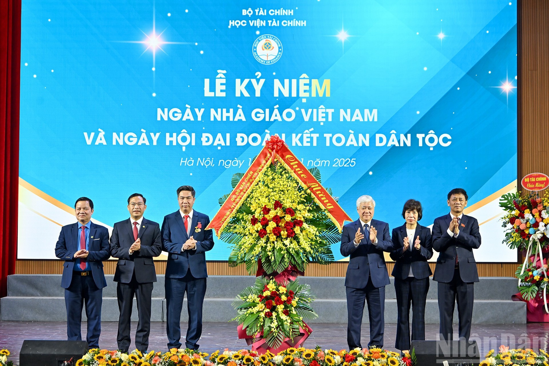 Заместитель председателя НС До Ван Тьиен вручает корзину цветов Финансовой академии.