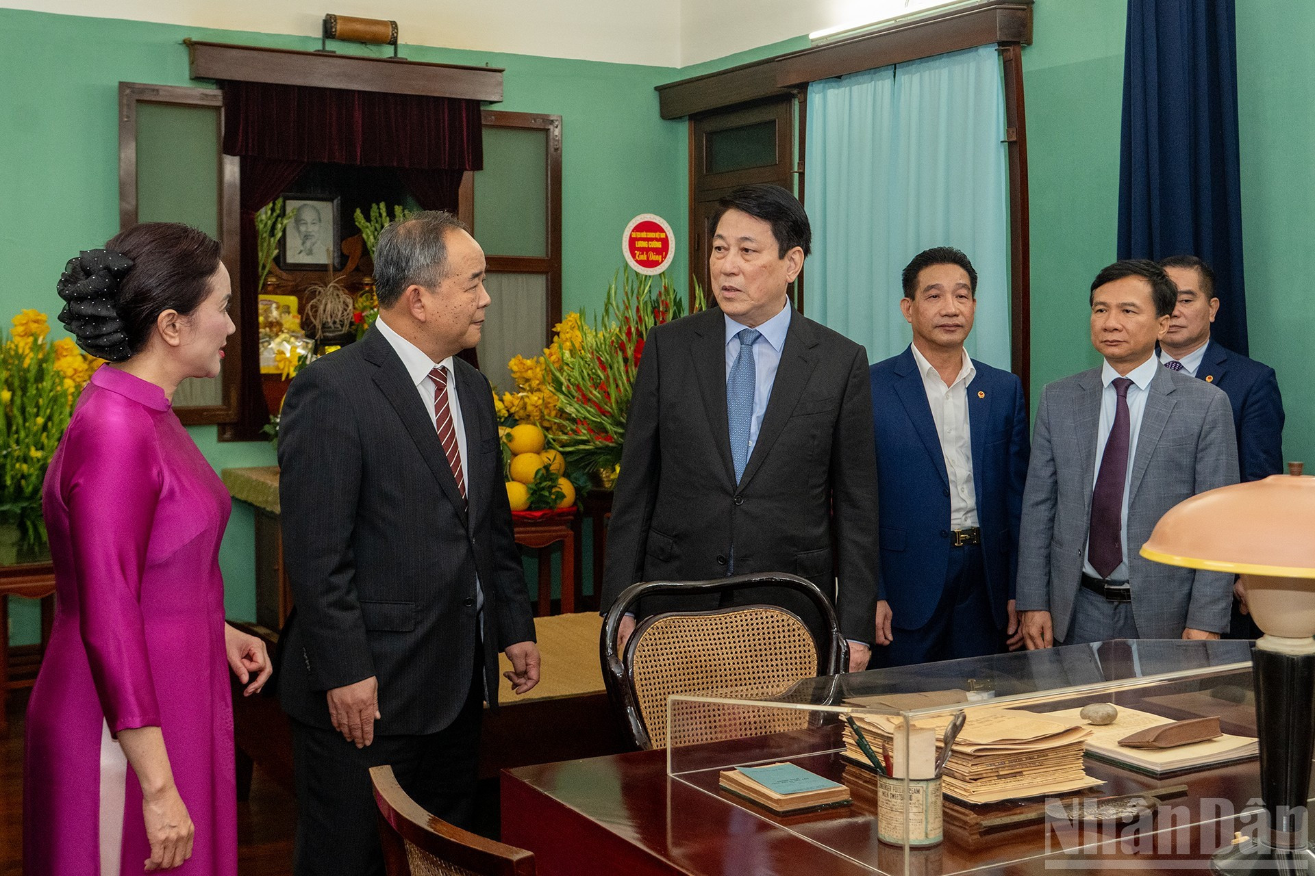 Президент Лыонг Кыонг с сотрудниками Мемориального комплекса Президента Хо Ши Мина при Президентской резиденции и делегатами в Доме № 67.