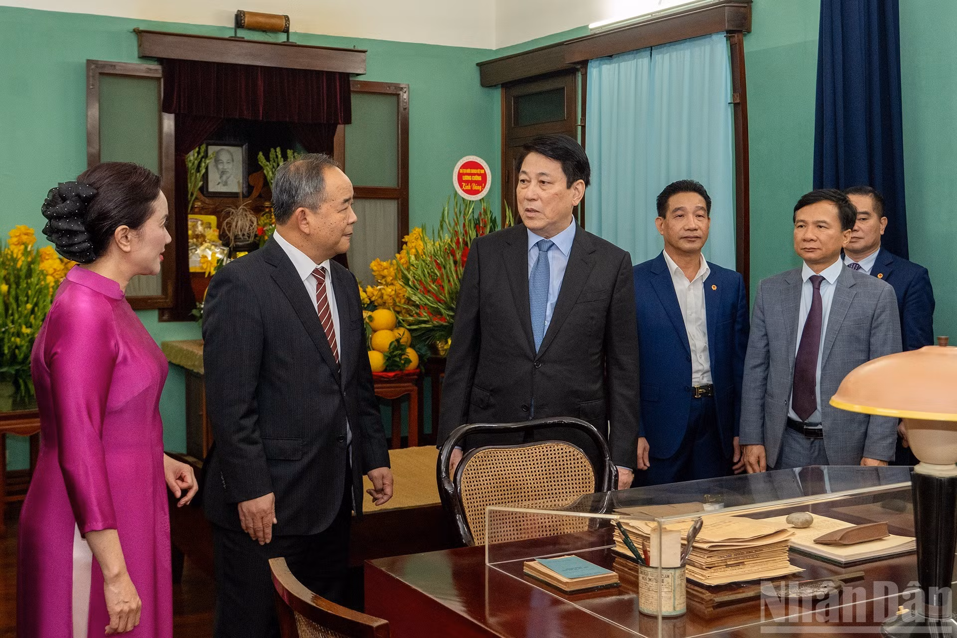 Президент Лыонг Кыонг с сотрудниками Мемориального комплекса Президента Хо Ши Мина при Президентской резиденции и делегатами в Доме № 67.