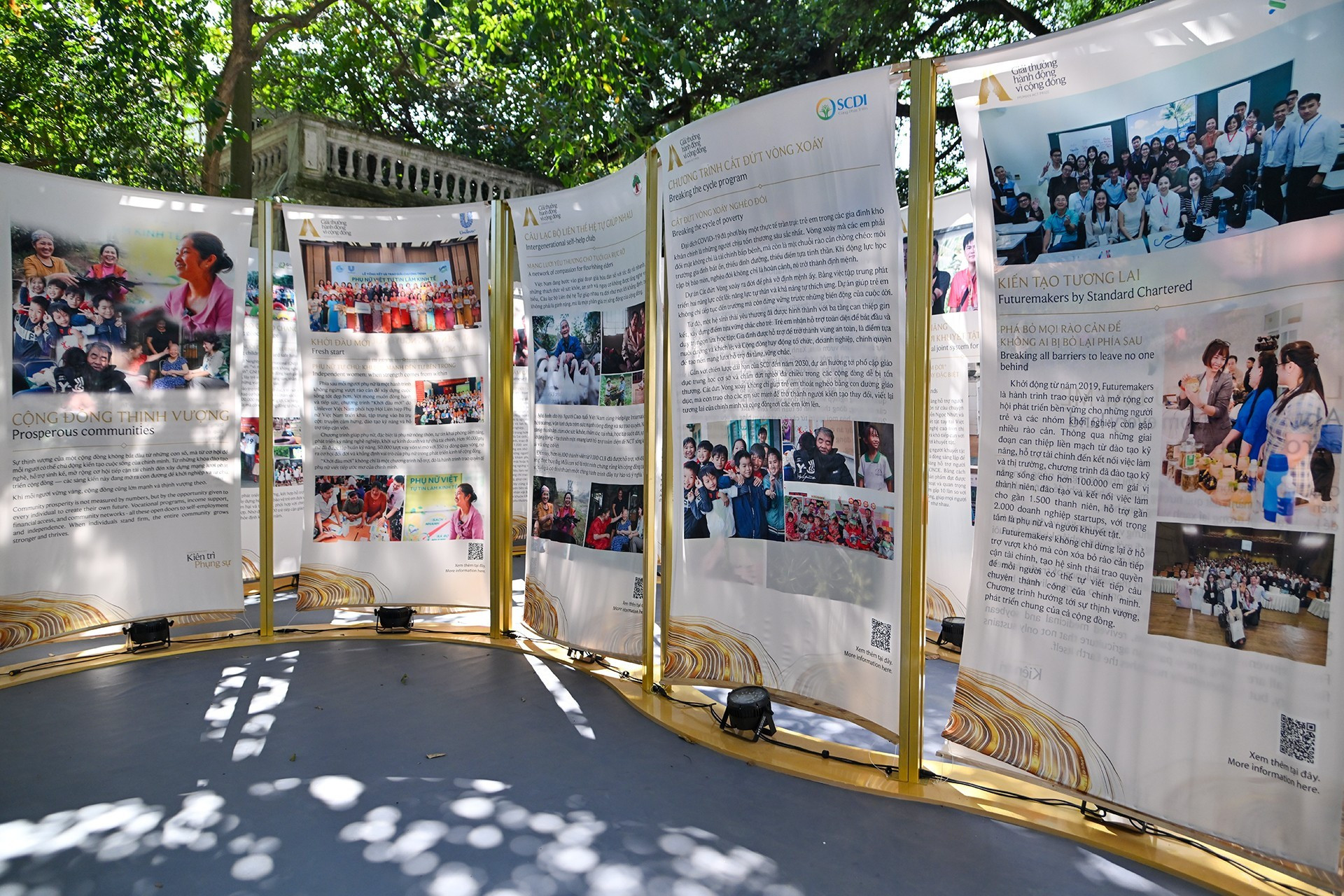 Экспозиция разделена организаторами на 10 тематических зон.