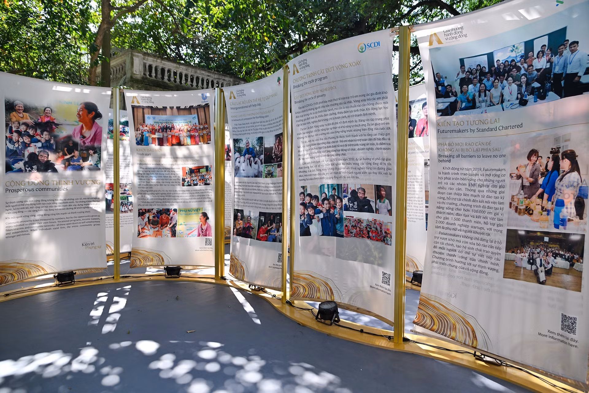 Экспозиция разделена организаторами на 10 тематических зон.