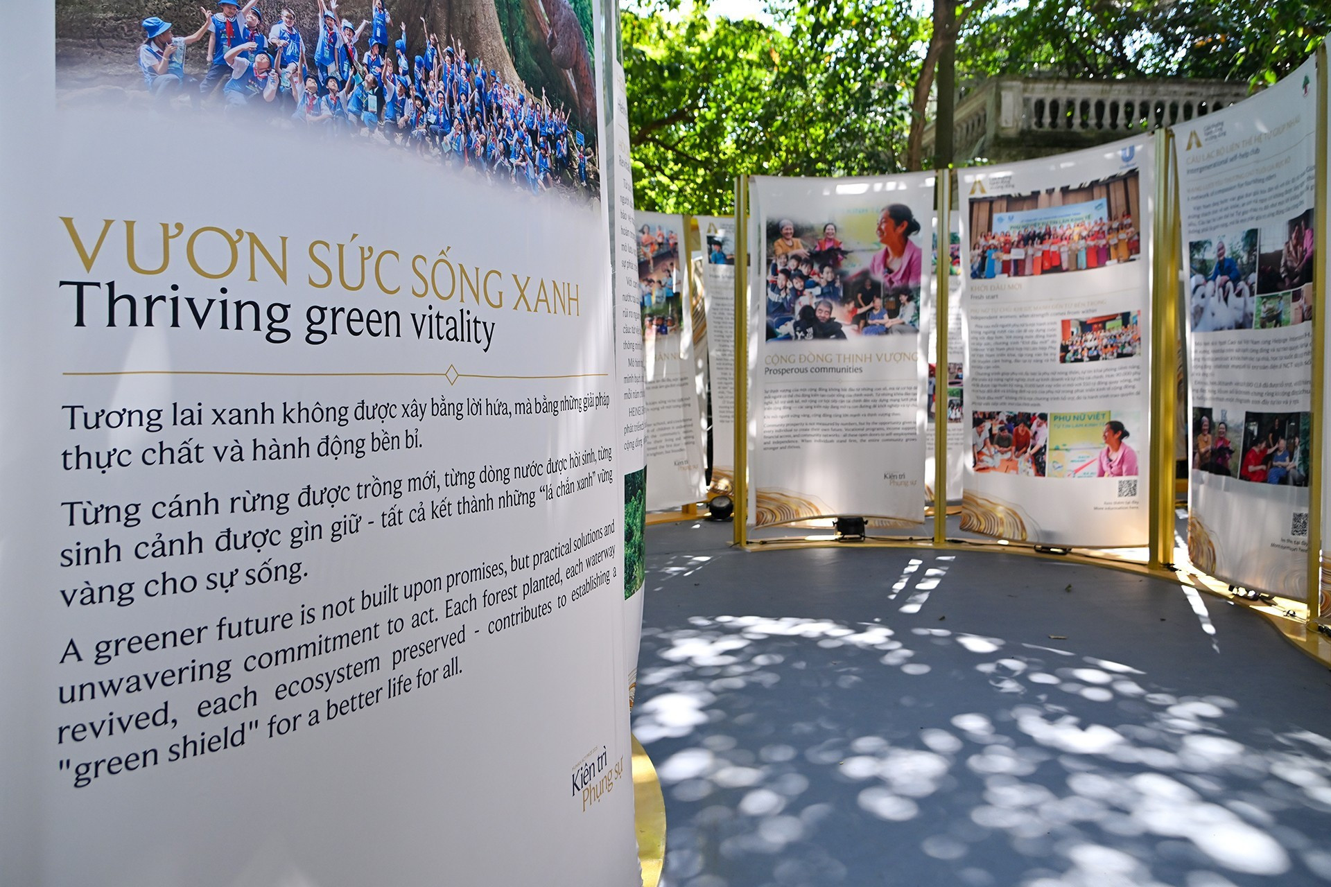 Благодаря цифрам и визуальным материалам посетители могут частично увидеть путь, которым идут люди, бескорыстно служащие обществу.