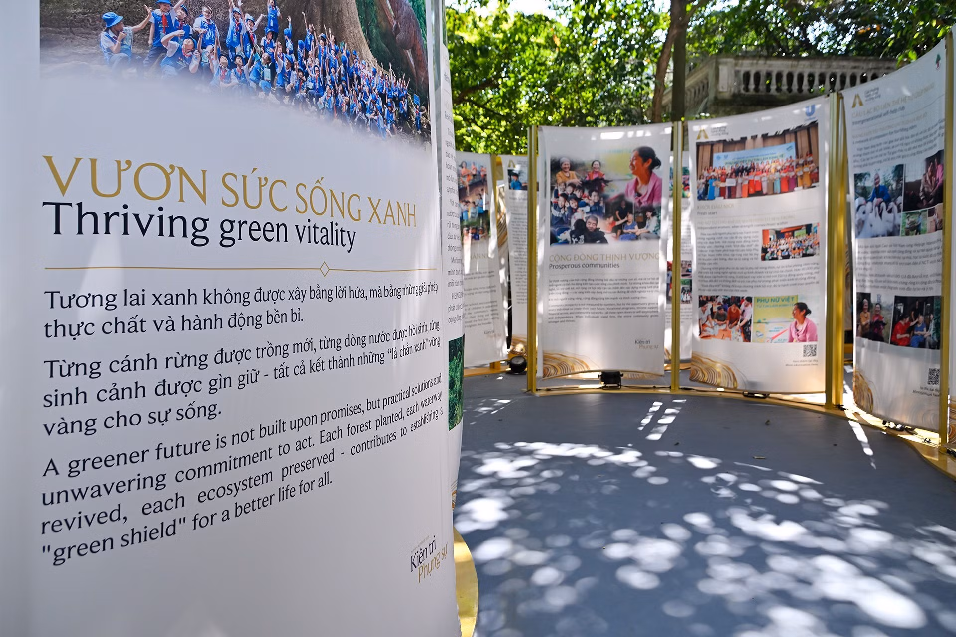 Благодаря цифрам и визуальным материалам посетители могут частично увидеть путь, которым идут люди, бескорыстно служащие обществу.