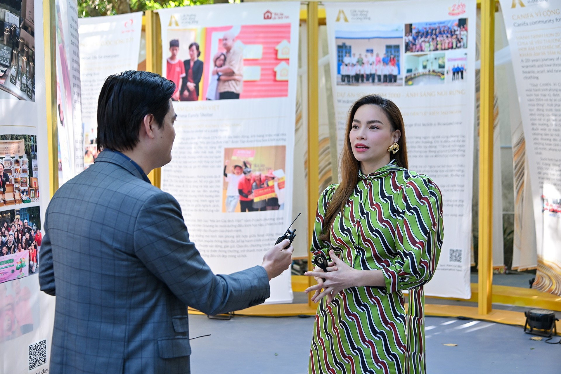 Певица Хо Нгок Ха присутствовала на выставке как почетная гостья и член жюри финального этапа премии «Human Act Prize 2025».