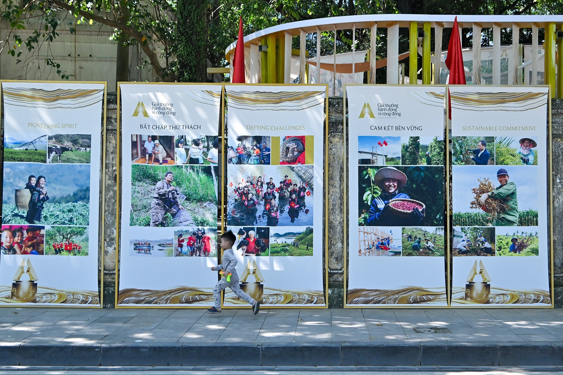 Выставка проходит в рамках премии «Human Act Prize», целью которой является чествование усилий, направленных на благо общества, побуждение других людей и организаций к активным действиям, а также распространение знаний, рождающихся из вдохновляющих практических инициатив.