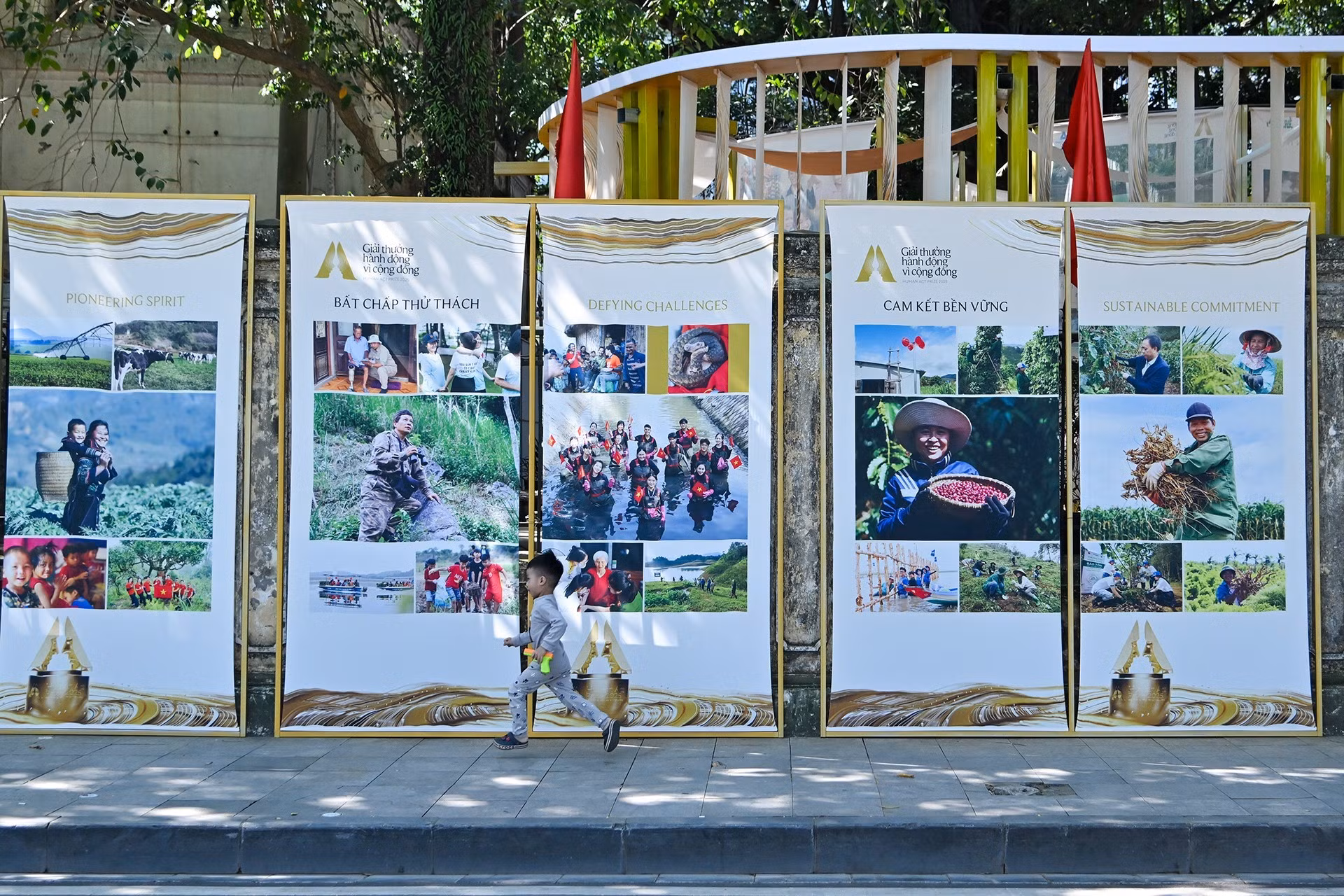 Выставка проходит в рамках премии «Human Act Prize», целью которой является чествование усилий, направленных на благо общества, побуждение других людей и организаций к активным действиям, а также распространение знаний, рождающихся из вдохновляющих практических инициатив.