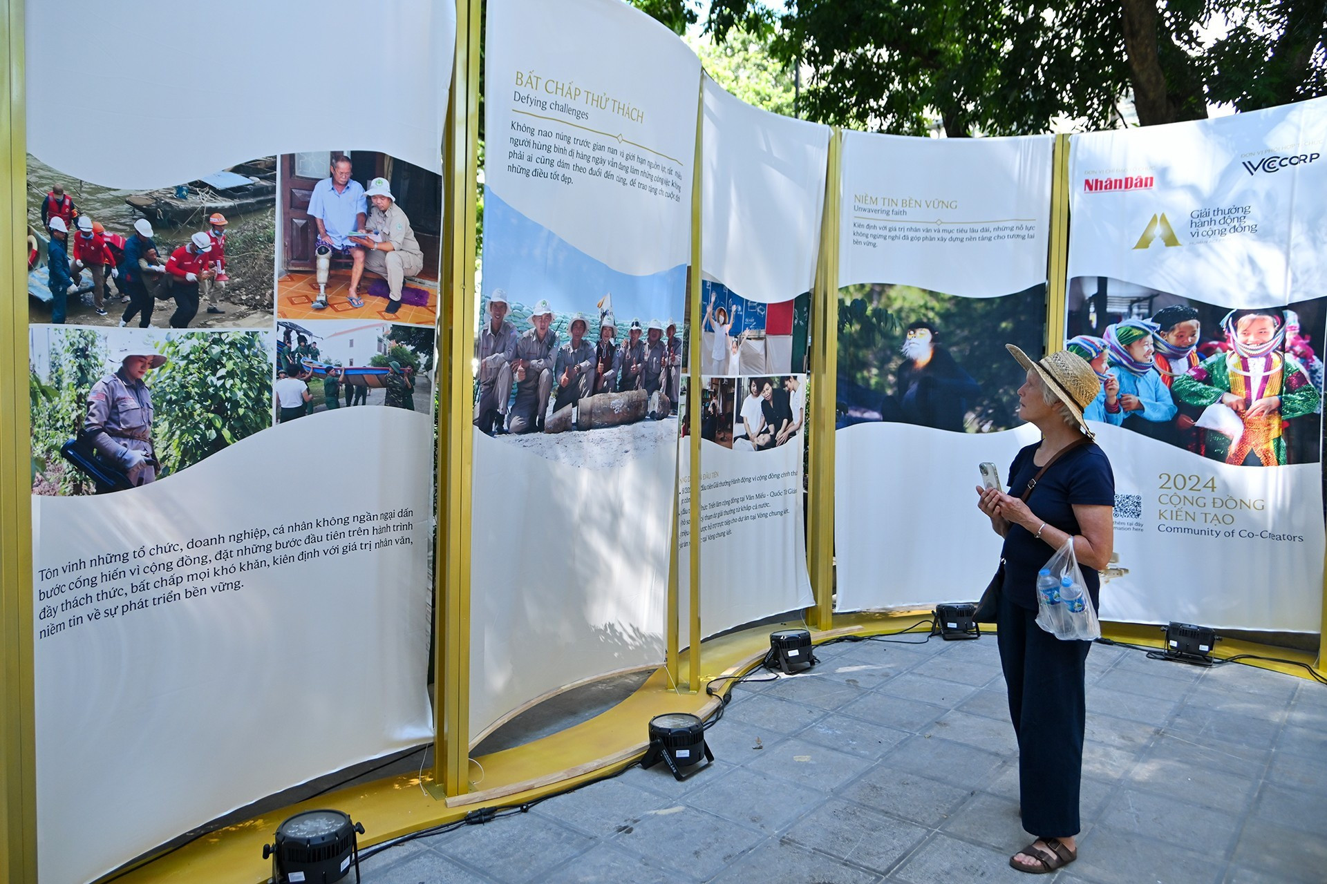 Именно так устойчивые гуманистические ценности загораются и продолжают жить в обществе.