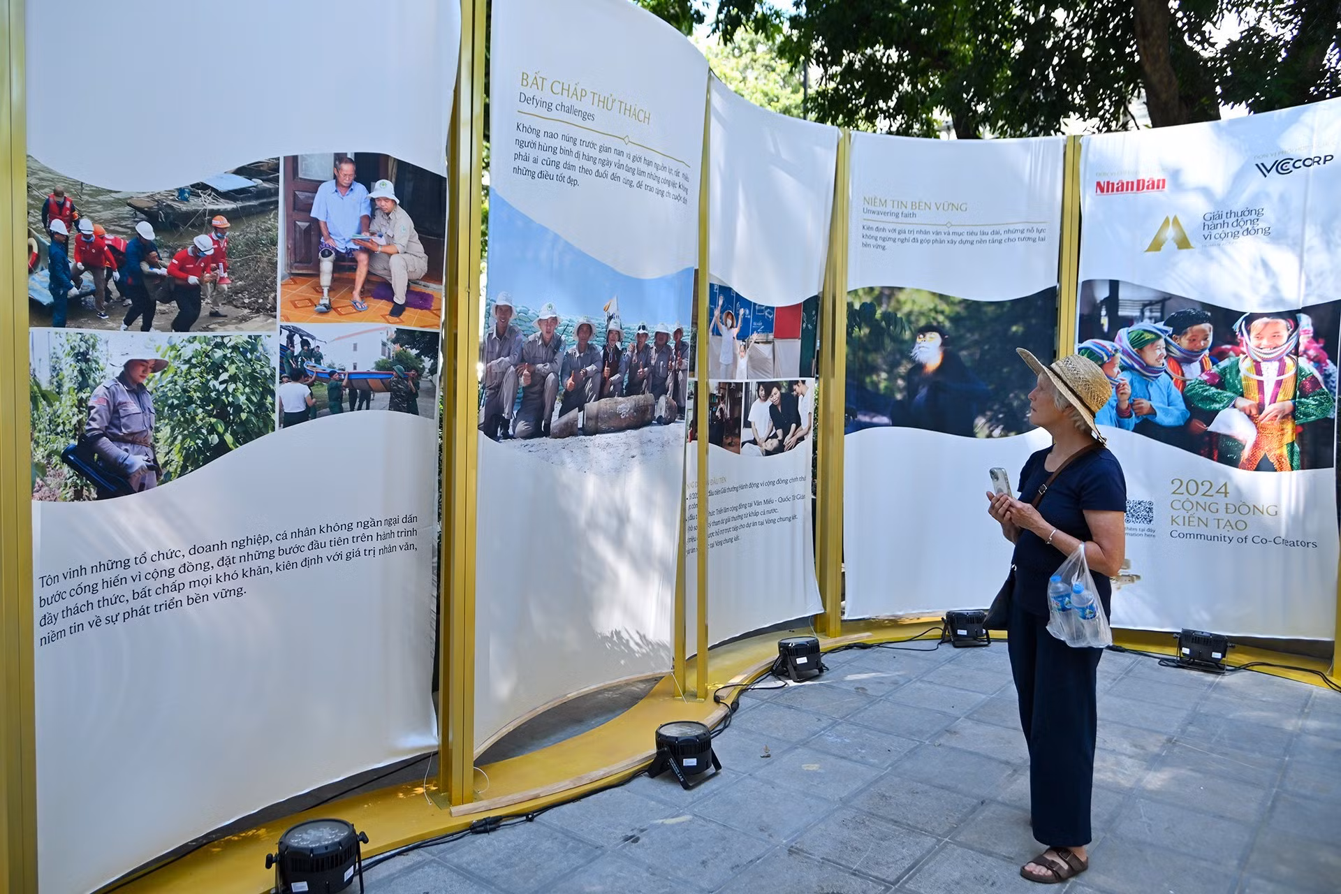 Именно так устойчивые гуманистические ценности загораются и продолжают жить в обществе.