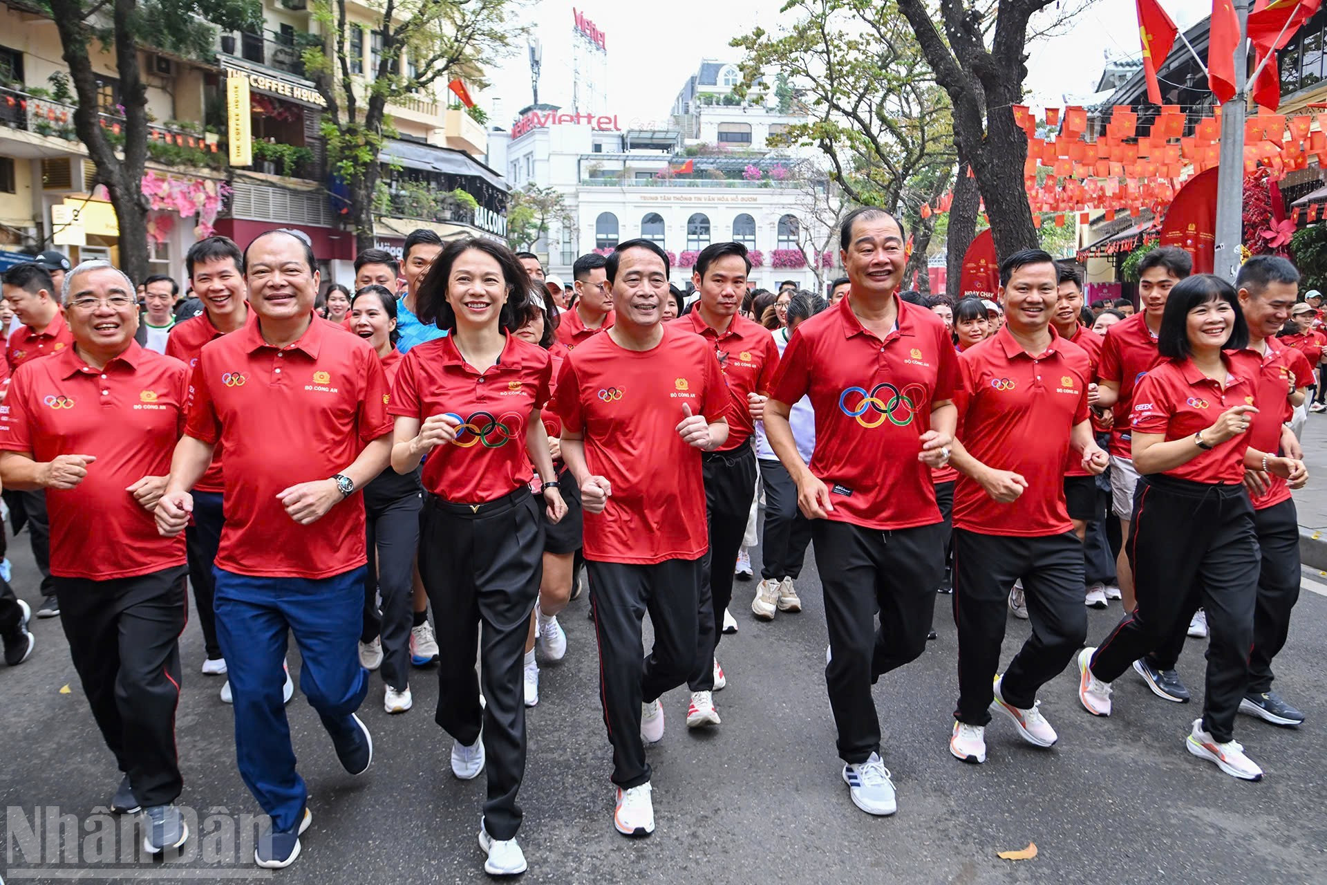 Жители столицы с энтузиазмом принимают участие в Олимпийском дне бега в свежей и прохладной атмосфере воскресного утра.