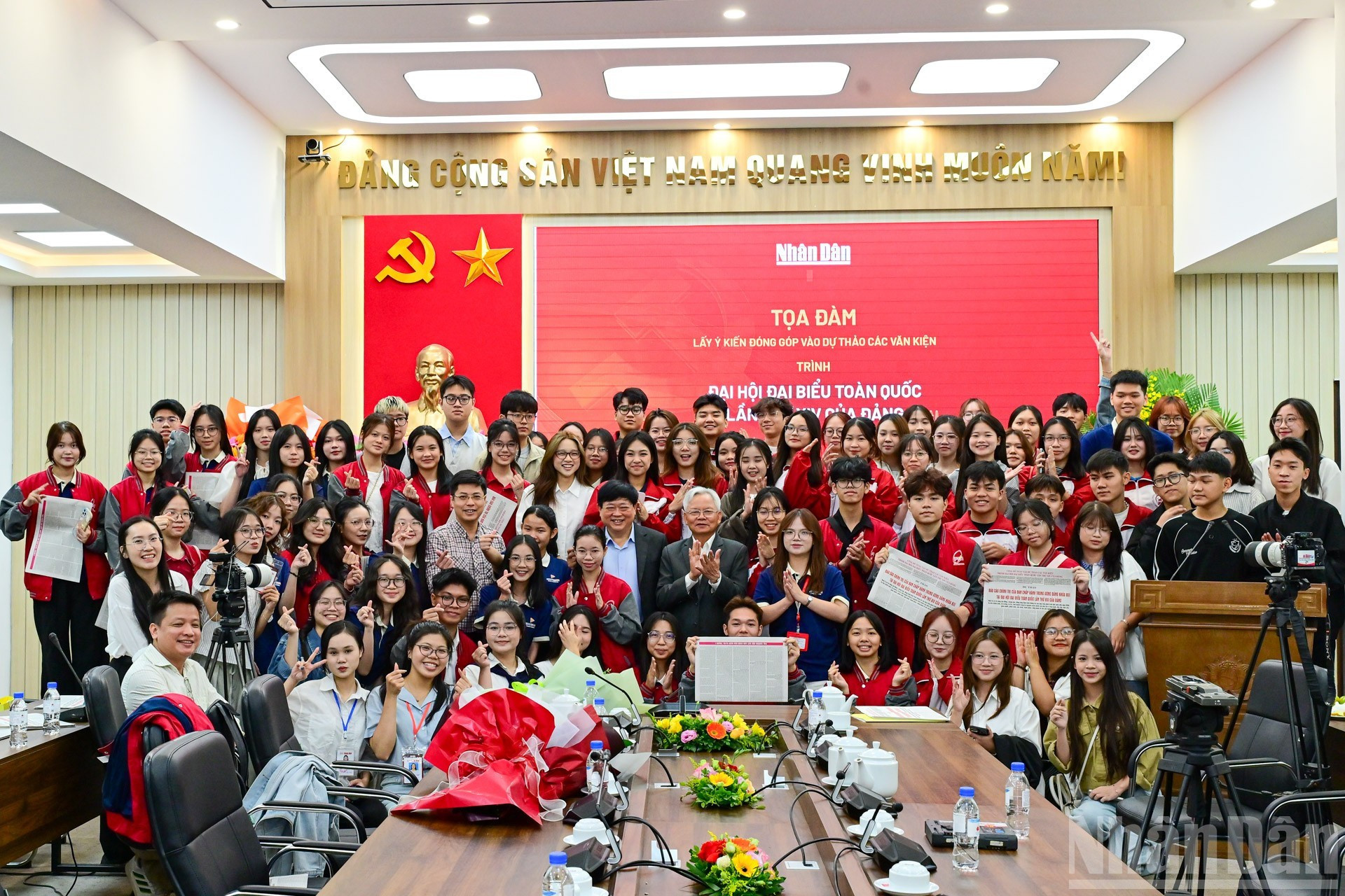 Участники и молодые люди фотографируются на память.