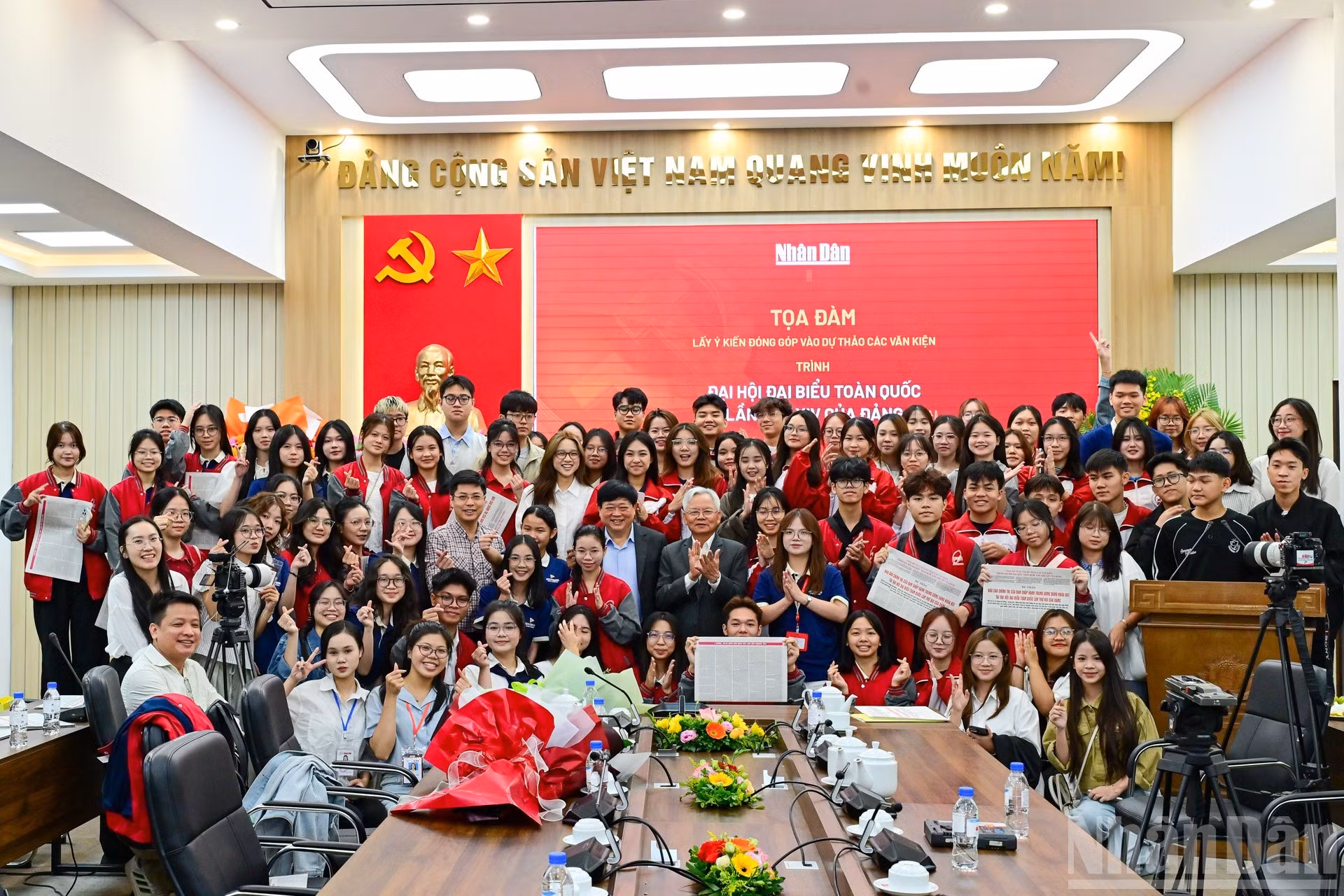 Участники и молодые люди фотографируются на память.