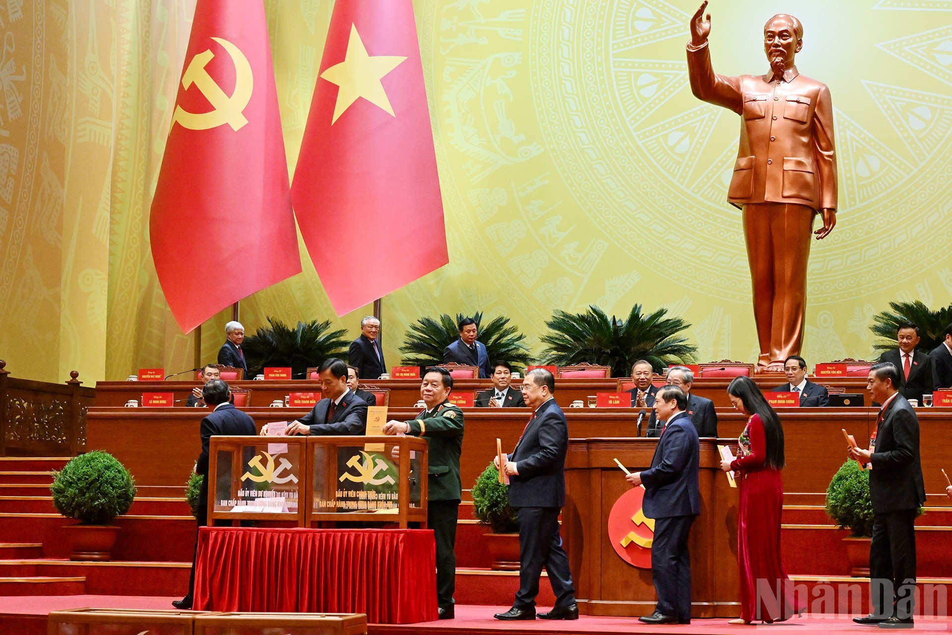 Руководители Партии и Государства голосуют за избрание Центрального комитета КПВ XIV созыва. (Фото: Данг Кхоа)