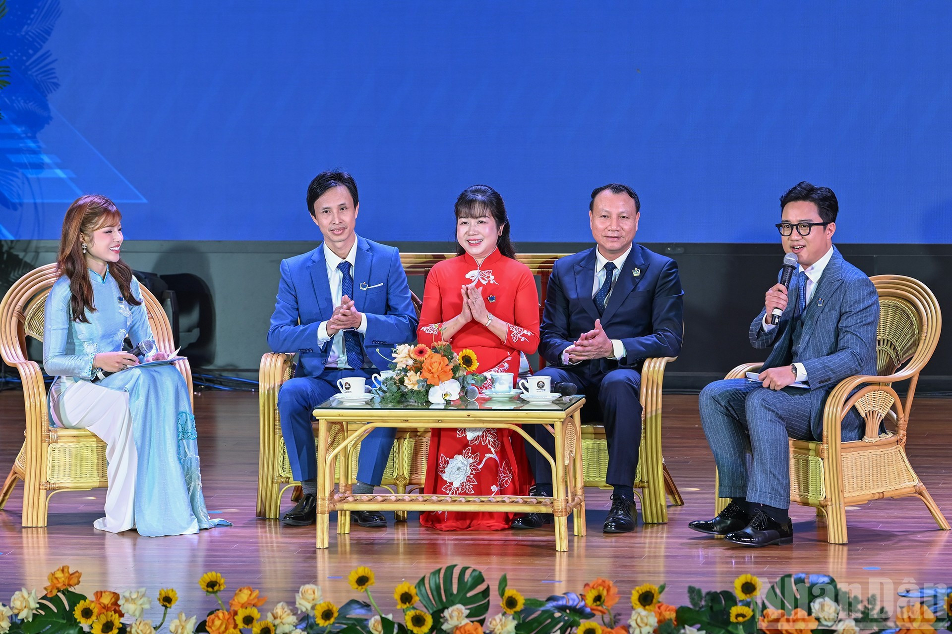 Беседа с выдающимися педагогами на церемонии.