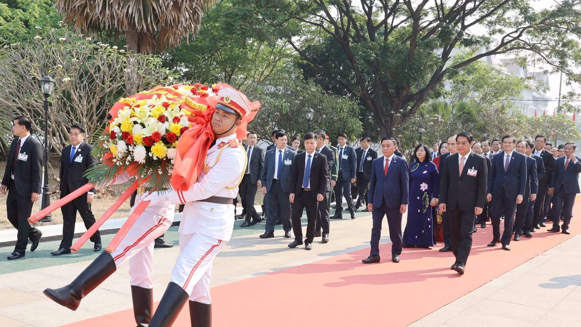 Постоянный член Секретариата ЦК КПВ Чан Кам Ту вместе с делегацией возлагает венок к Мемориалу неизвестных солдат во Вьентьяне. (Фото: ВИА)
