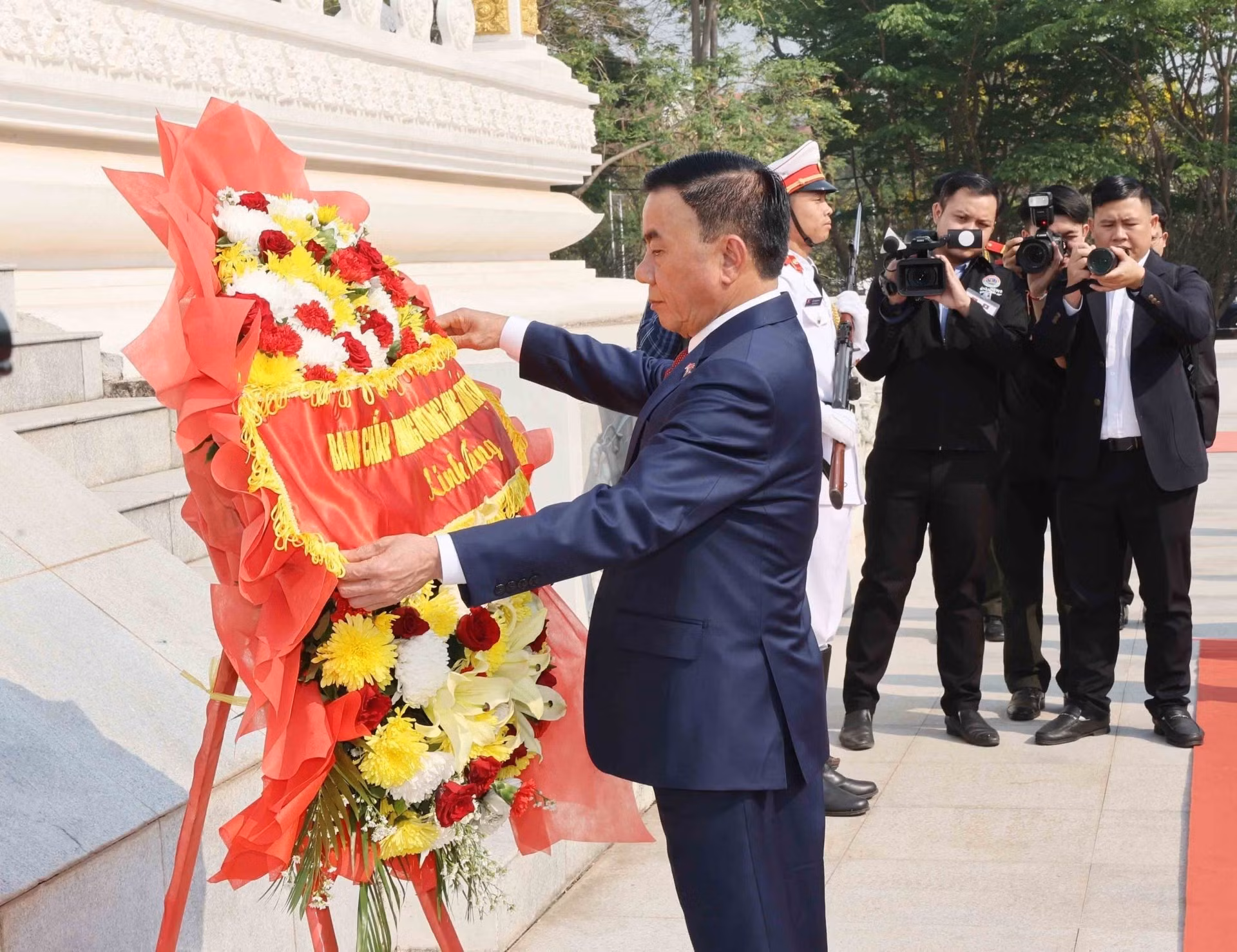 Постоянный член Секретариата ЦК КПВ Чан Кам Ту возлагает венок к Мемориалу неизвестных солдат во Вьентьяне. (Фото: ВИА)