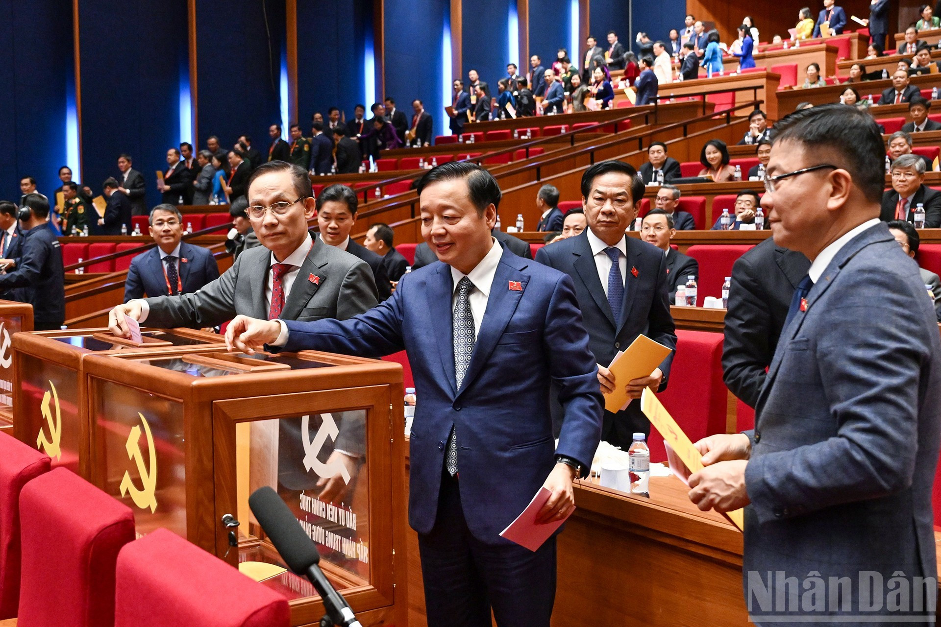 Делегаты голосуют за избрание Центрального комитета КПВ XIV созыва. (Фото: Тхюи Нгуен)