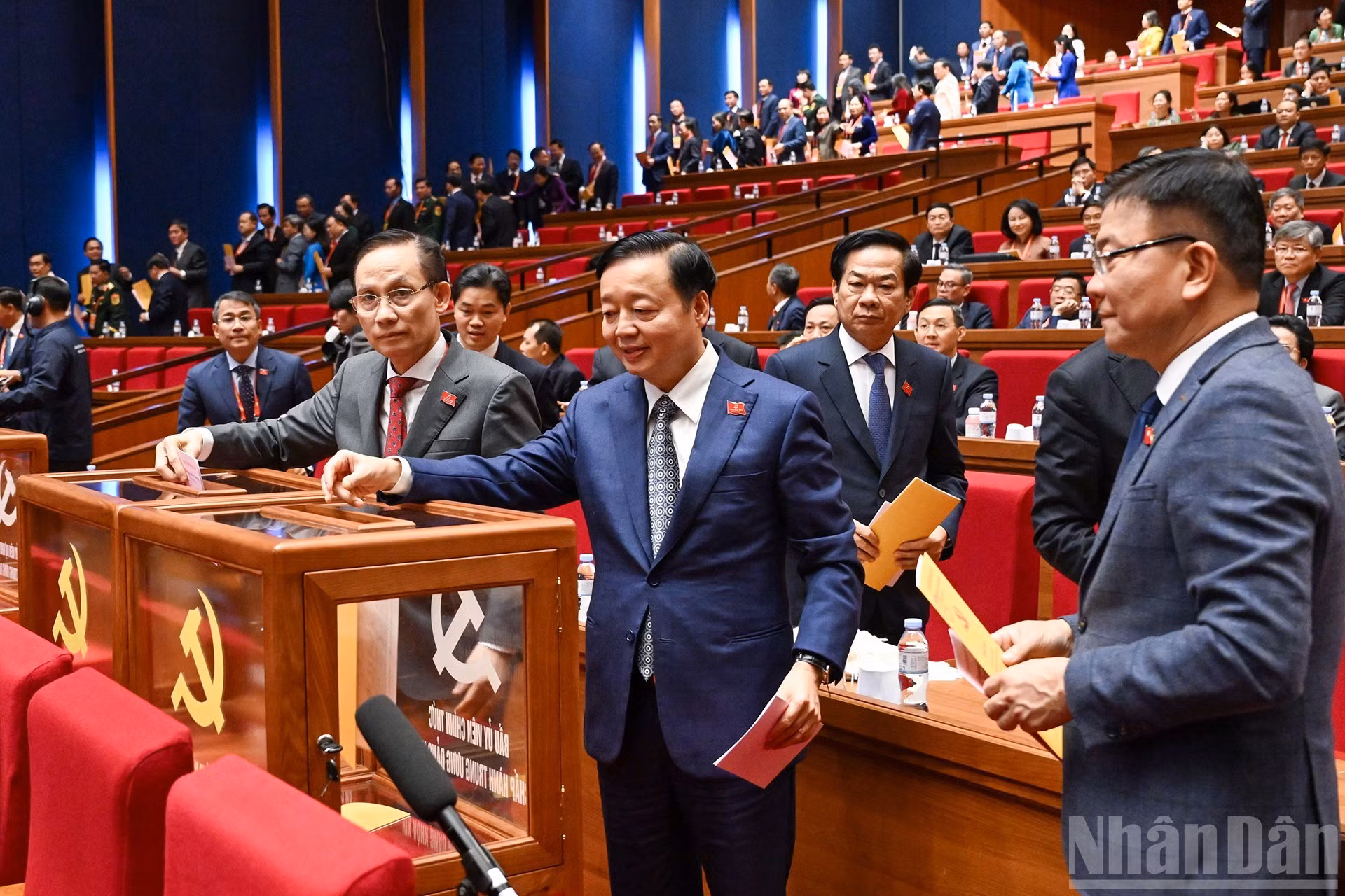 Делегаты голосуют за избрание Центрального комитета КПВ XIV созыва. (Фото: Тхюи Нгуен)