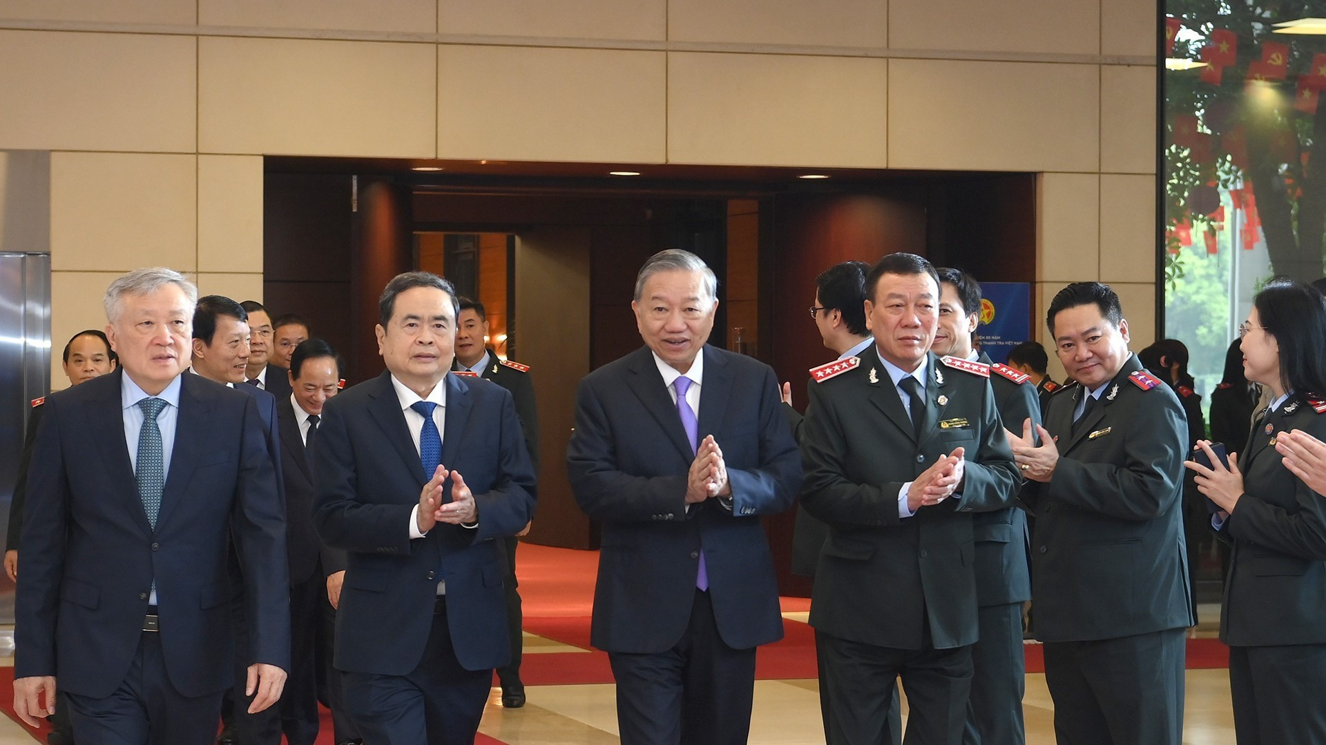 Генеральный секретарь ЦК КПВ То Лам и руководители Партии и Государства на мероприятии.