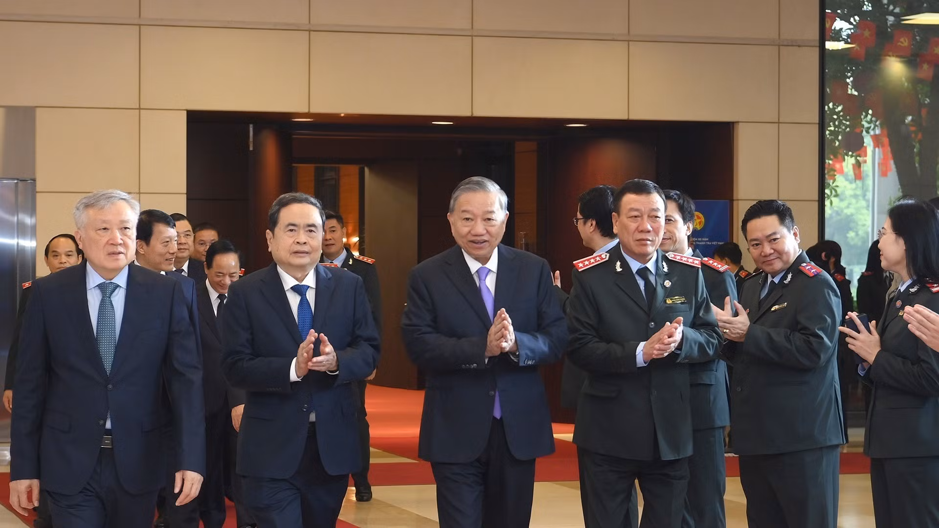 Генеральный секретарь ЦК КПВ То Лам и руководители Партии и Государства на мероприятии.