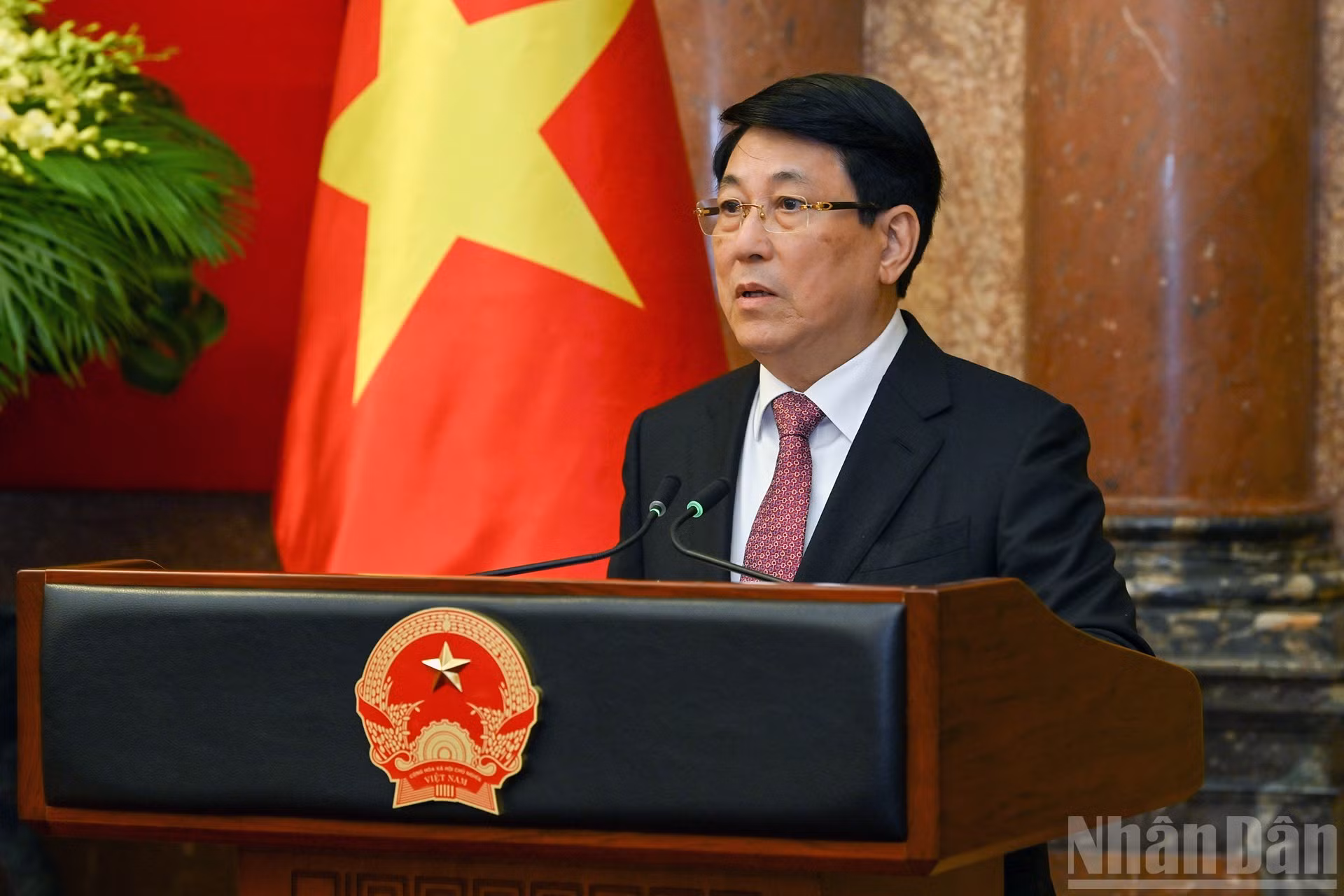 Президент Лыонг Кыонг выступает с речью.