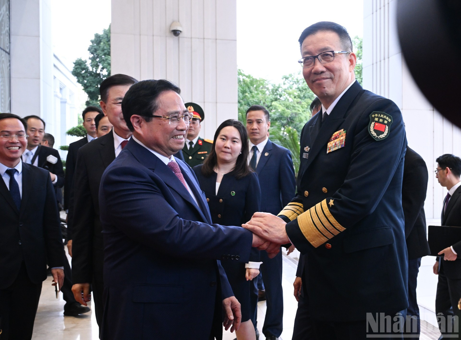 Премьер-министр Фам Минь Тьинь встречает Министра обороны Китая Дун Цзюня.